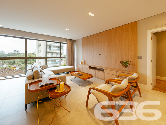 ÓTIMO APARTAMENTO COM 3 SUÍTES, NO BAIRRO ATIRADORES, EM JOINVILLE
São 204m² de área total e 152m² de área privativa de um novíssimo apartamento localizado no 2° andar do Edifício Calgary, o empreendimento contará com ótima edificação e acabamentos modernos, proporcionando maior bem-estar a toda sua família.
O apartamento possui uma planta excelente, sendo 3 suítes, sala de estar e jantar com churrasqueira a carvão, lavabo, cozinha, 3 banheiros, lavanderia com banheiro, área técnica e 02 vagas de garagem, sendo 01 com espaço home box; com 3ª vaga de garagem opcional a partir de R$55.000,00. Local equipado com portão eletrônico e interfone.
No edifício haverá hall de entrada, salão de festas e home office decorados e mobiliados, sala fitness equipada, piscina, mini quadra e playground. Além de contar com Infraestrutura para split e água quente; Medições de água, luz e gás individuais.
Localizado na rua Euzébio de Queirós, no bairro Atiradores, uma região que une segurança, qualidade de vida e bem-estar. Assim pode ser definido o bairro Atiradores, localizado pertinho da região central de Joinville. O local é perfeito para quem busca alto padrão de vida e acesso a comodidades perto de casa.
Viva com exclusividade sem deixar de lado seu bem-estar. O imóvel está sendo feito para você que gosta de desfrutar as mais diversas opções de lazer e de entretenimento todos os dias no aconchego do seu lar ou bem próximo a ele.
PREVISÃO DE ENTREGA
Dezembro de 2022.
FORMA DE PAGAMENTO(*)
Forma de pagamento á combinar;
Parcelamento com a construtora, Financiamento
Bancário e/ou FGTS.
Consulte um de nossos corretores e saiba mais sobre esse vantajoso e belo apê, quem sabe não seja o seu novo lar.
Fale conosco:
Telefone: 47 3451-0636
WhatsApp: 47 99190-0636
Imobiliária 636.