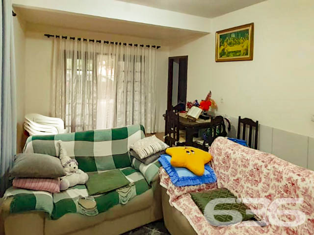 BELÍSSIMO SOBRADO COM  2 SUÍTES E 4 QUARTOS, NO BAIRRO ITINGA, EM JOINVILLE - ESTUDA PERMUTA

São 367 m² de terreno e 120 m² de área construída de um espaçoso e aconchegante sobrado com bom padrão de construção. 

O imóvel possui amplo espaço na área debaixo, com ótimas possibilidades de ser utilizado como área comercial ou de moradia. 

Seus cômodos são super confortáveis e muito bem divididos, composto de 2 suítes e mais 4 dormitórios, sala de estar, 2 cozinhas, sacada e 4 banheiros. 

Imóvel é todo murado, contendo um pequeno jardim na parte externa da casa, com plantas e flores muito bem cultivadas, deixando assim o ambiente mais agradável. 

Além de uma adorável área de festas com churrasqueira e fogão a lenha, para lhe proporcionar ótimos momentos de lazer. 
Com garagem para até 3 veículos, sendo 2 vagas cobertas, com portão eletrônico.  

Situado no bairro Itinga, zona sul de Joinville, com fácil acesso às principais vias da região, fica a cerca de 30 minutos do centro da cidade. Próximo de mercados, ponto de ônibus, lojas e outros serviços de grande utilidade.

Agende sua visita com um de nossos corretores e conheça pessoalmente esse belo sobrado, quem sabe não seja seu novo lar.
Esperamos por você!

SAIBA MAIS
Telefone: (47) 3451-0636
WhatsApp: (47) 99190-0636