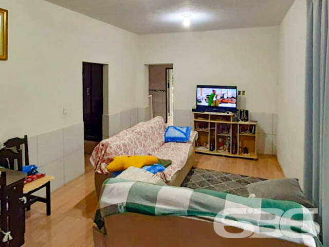 BELÍSSIMO SOBRADO COM  2 SUÍTES E 4 QUARTOS, NO BAIRRO ITINGA, EM JOINVILLE - ESTUDA PERMUTA

São 367 m² de terreno e 120 m² de área construída de um espaçoso e aconchegante sobrado com bom padrão de construção. 

O imóvel possui amplo espaço na área debaixo, com ótimas possibilidades de ser utilizado como área comercial ou de moradia. 

Seus cômodos são super confortáveis e muito bem divididos, composto de 2 suítes e mais 4 dormitórios, sala de estar, 2 cozinhas, sacada e 4 banheiros. 

Imóvel é todo murado, contendo um pequeno jardim na parte externa da casa, com plantas e flores muito bem cultivadas, deixando assim o ambiente mais agradável. 

Além de uma adorável área de festas com churrasqueira e fogão a lenha, para lhe proporcionar ótimos momentos de lazer. 
Com garagem para até 3 veículos, sendo 2 vagas cobertas, com portão eletrônico.  

Situado no bairro Itinga, zona sul de Joinville, com fácil acesso às principais vias da região, fica a cerca de 30 minutos do centro da cidade. Próximo de mercados, ponto de ônibus, lojas e outros serviços de grande utilidade.

Agende sua visita com um de nossos corretores e conheça pessoalmente esse belo sobrado, quem sabe não seja seu novo lar.
Esperamos por você!

SAIBA MAIS
Telefone: (47) 3451-0636
WhatsApp: (47) 99190-0636