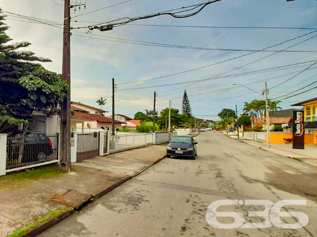 BELÍSSIMO SOBRADO COM  2 SUÍTES E 4 QUARTOS, NO BAIRRO ITINGA, EM JOINVILLE - ESTUDA PERMUTA

São 367 m² de terreno e 120 m² de área construída de um espaçoso e aconchegante sobrado com bom padrão de construção. 

O imóvel possui amplo espaço na área debaixo, com ótimas possibilidades de ser utilizado como área comercial ou de moradia. 

Seus cômodos são super confortáveis e muito bem divididos, composto de 2 suítes e mais 4 dormitórios, sala de estar, 2 cozinhas, sacada e 4 banheiros. 

Imóvel é todo murado, contendo um pequeno jardim na parte externa da casa, com plantas e flores muito bem cultivadas, deixando assim o ambiente mais agradável. 

Além de uma adorável área de festas com churrasqueira e fogão a lenha, para lhe proporcionar ótimos momentos de lazer. 
Com garagem para até 3 veículos, sendo 2 vagas cobertas, com portão eletrônico.  

Situado no bairro Itinga, zona sul de Joinville, com fácil acesso às principais vias da região, fica a cerca de 30 minutos do centro da cidade. Próximo de mercados, ponto de ônibus, lojas e outros serviços de grande utilidade.

Agende sua visita com um de nossos corretores e conheça pessoalmente esse belo sobrado, quem sabe não seja seu novo lar.
Esperamos por você!

SAIBA MAIS
Telefone: (47) 3451-0636
WhatsApp: (47) 99190-0636
