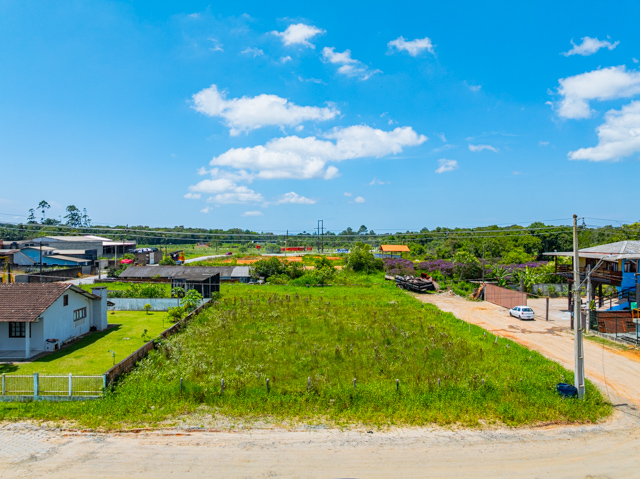 Descubra um terreno com potencial ilimitado em Porto Grande, Araquari – SC, uma oportunidade singular para investidores atentos e visionários. A 636 Negócios Imobiliários tem o prazer de apresentar esta propriedade, pronta para abrigar seu próximo projeto comercial, industrial ou residencial.
Localização Estratégica: Apenas 300 metros da BR-280, proporcionando fácil acesso e alta visibilidade.
Tipo: Terreno
Área Total: 765,00m²
Localização: Rua pavimentada, proporcionando um acesso fácil e conveniente.
Características Únicas: Situado em esquina, oferecendo maior visibilidade e acesso.
Este terreno não é apenas um espaço, mas um portal para inúmeras possibilidades.
Ideal tanto para empreendimentos comerciais devido à sua proximidade com a rodovia, quanto para projetos industriais pela facilidade de acesso para veículos de grande porte, este terreno também é perfeito para desenvolvimentos residenciais, prometendo um refúgio tranquilo e agradável para famílias.
A 636 Negócios Imobiliários, com mais de 30 anos de experiência e reconhecida perfeição técnico-jurídica em mediação de negócios, assegura suporte total, desde a análise jurídica detalhada até a finalização da venda, proporcionando um investimento seguro e sem preocupações.
Visite este terreno hoje mesmo e imagine as possibilidades. Invista no futuro com a certeza de estar construindo em uma base sólida. Este é o momento de aproveitar a oportunidade de crescer e expandir seus horizontes. Contate-nos para mais informações e descubra como este terreno pode ser o palco para seu próximo grande projeto.
636 NEGÓCIOS IMOBILIÁRIOS: A SUA MELHOR ESCOLHA
Com mais de 30 anos de experiência, a 636 Negócios Imobiliários é sua parceira ideal para encontrar o imóvel perfeito. Estamos prontos para ajudá-lo a fazer deste imóvel o seu novo lar.
Telefone: (47) 3451-0636
WhatsApp: (47) 99190-0636
Não perca esta oportunidade única. Visite nosso site para mais informações: i636.com.br