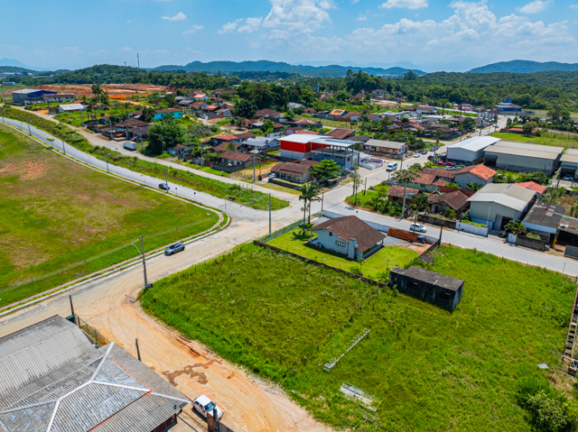 Descubra um terreno com potencial ilimitado em Porto Grande, Araquari – SC, uma oportunidade singular para investidores atentos e visionários. A 636 Negócios Imobiliários tem o prazer de apresentar esta propriedade, pronta para abrigar seu próximo projeto comercial, industrial ou residencial.
Localização Estratégica: Apenas 300 metros da BR-280, proporcionando fácil acesso e alta visibilidade.
Tipo: Terreno
Área Total: 765,00m²
Localização: Rua pavimentada, proporcionando um acesso fácil e conveniente.
Características Únicas: Situado em esquina, oferecendo maior visibilidade e acesso.
Este terreno não é apenas um espaço, mas um portal para inúmeras possibilidades.
Ideal tanto para empreendimentos comerciais devido à sua proximidade com a rodovia, quanto para projetos industriais pela facilidade de acesso para veículos de grande porte, este terreno também é perfeito para desenvolvimentos residenciais, prometendo um refúgio tranquilo e agradável para famílias.
A 636 Negócios Imobiliários, com mais de 30 anos de experiência e reconhecida perfeição técnico-jurídica em mediação de negócios, assegura suporte total, desde a análise jurídica detalhada até a finalização da venda, proporcionando um investimento seguro e sem preocupações.
Visite este terreno hoje mesmo e imagine as possibilidades. Invista no futuro com a certeza de estar construindo em uma base sólida. Este é o momento de aproveitar a oportunidade de crescer e expandir seus horizontes. Contate-nos para mais informações e descubra como este terreno pode ser o palco para seu próximo grande projeto.
636 NEGÓCIOS IMOBILIÁRIOS: A SUA MELHOR ESCOLHA
Com mais de 30 anos de experiência, a 636 Negócios Imobiliários é sua parceira ideal para encontrar o imóvel perfeito. Estamos prontos para ajudá-lo a fazer deste imóvel o seu novo lar.
Telefone: (47) 3451-0636
WhatsApp: (47) 99190-0636
Não perca esta oportunidade única. Visite nosso site para mais informações: i636.com.br