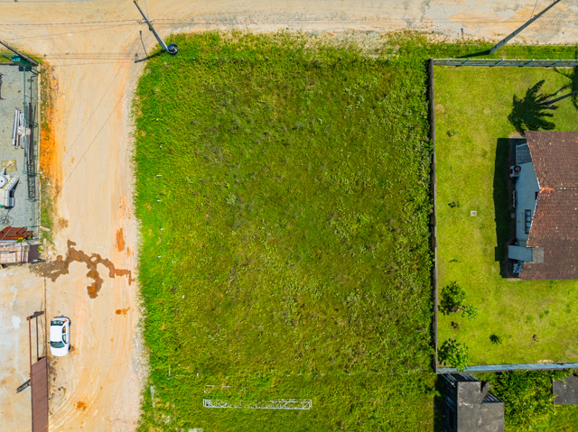Descubra um terreno com potencial ilimitado em Porto Grande, Araquari – SC, uma oportunidade singular para investidores atentos e visionários. A 636 Negócios Imobiliários tem o prazer de apresentar esta propriedade, pronta para abrigar seu próximo projeto comercial, industrial ou residencial.
Localização Estratégica: Apenas 300 metros da BR-280, proporcionando fácil acesso e alta visibilidade.
Tipo: Terreno
Área Total: 765,00m²
Localização: Rua pavimentada, proporcionando um acesso fácil e conveniente.
Características Únicas: Situado em esquina, oferecendo maior visibilidade e acesso.
Este terreno não é apenas um espaço, mas um portal para inúmeras possibilidades.
Ideal tanto para empreendimentos comerciais devido à sua proximidade com a rodovia, quanto para projetos industriais pela facilidade de acesso para veículos de grande porte, este terreno também é perfeito para desenvolvimentos residenciais, prometendo um refúgio tranquilo e agradável para famílias.
A 636 Negócios Imobiliários, com mais de 30 anos de experiência e reconhecida perfeição técnico-jurídica em mediação de negócios, assegura suporte total, desde a análise jurídica detalhada até a finalização da venda, proporcionando um investimento seguro e sem preocupações.
Visite este terreno hoje mesmo e imagine as possibilidades. Invista no futuro com a certeza de estar construindo em uma base sólida. Este é o momento de aproveitar a oportunidade de crescer e expandir seus horizontes. Contate-nos para mais informações e descubra como este terreno pode ser o palco para seu próximo grande projeto.
636 NEGÓCIOS IMOBILIÁRIOS: A SUA MELHOR ESCOLHA
Com mais de 30 anos de experiência, a 636 Negócios Imobiliários é sua parceira ideal para encontrar o imóvel perfeito. Estamos prontos para ajudá-lo a fazer deste imóvel o seu novo lar.
Telefone: (47) 3451-0636
WhatsApp: (47) 99190-0636
Não perca esta oportunidade única. Visite nosso site para mais informações: i636.com.br