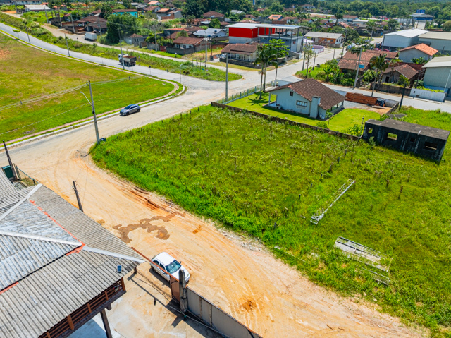 Descubra um terreno com potencial ilimitado em Porto Grande, Araquari – SC, uma oportunidade singular para investidores atentos e visionários. A 636 Negócios Imobiliários tem o prazer de apresentar esta propriedade, pronta para abrigar seu próximo projeto comercial, industrial ou residencial.
Localização Estratégica: Apenas 300 metros da BR-280, proporcionando fácil acesso e alta visibilidade.
Tipo: Terreno
Área Total: 765,00m²
Localização: Rua pavimentada, proporcionando um acesso fácil e conveniente.
Características Únicas: Situado em esquina, oferecendo maior visibilidade e acesso.
Este terreno não é apenas um espaço, mas um portal para inúmeras possibilidades.
Ideal tanto para empreendimentos comerciais devido à sua proximidade com a rodovia, quanto para projetos industriais pela facilidade de acesso para veículos de grande porte, este terreno também é perfeito para desenvolvimentos residenciais, prometendo um refúgio tranquilo e agradável para famílias.
A 636 Negócios Imobiliários, com mais de 30 anos de experiência e reconhecida perfeição técnico-jurídica em mediação de negócios, assegura suporte total, desde a análise jurídica detalhada até a finalização da venda, proporcionando um investimento seguro e sem preocupações.
Visite este terreno hoje mesmo e imagine as possibilidades. Invista no futuro com a certeza de estar construindo em uma base sólida. Este é o momento de aproveitar a oportunidade de crescer e expandir seus horizontes. Contate-nos para mais informações e descubra como este terreno pode ser o palco para seu próximo grande projeto.
636 NEGÓCIOS IMOBILIÁRIOS: A SUA MELHOR ESCOLHA
Com mais de 30 anos de experiência, a 636 Negócios Imobiliários é sua parceira ideal para encontrar o imóvel perfeito. Estamos prontos para ajudá-lo a fazer deste imóvel o seu novo lar.
Telefone: (47) 3451-0636
WhatsApp: (47) 99190-0636
Não perca esta oportunidade única. Visite nosso site para mais informações: i636.com.br