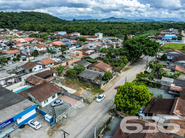 OPORTUNIDADE DE TERRENO, NO BAIRRO PARANAGUAMIRIM, EM JOINVILLE.
São 375 m² de terreno plano, sendo 12,50 metros de frente.
Situado no bairro Paranaguamirim, zona sul de Joinville, próximo de vários estabelecimentos e serviços de grande utilidade para o seu dia a dia, com fácil acesso as principais vias da região.
Agende uma visita
Telefone: (47) 3451-0636
WhatsApp: (47) 99190-0636