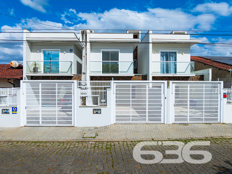 Sobrado geminado impecável à venda no bairro Floresta em Joinville/SC – conforto, bom gosto e localização estratégica!
Apresentamos esta excelente oportunidade de morar em um imóvel completo, moderno e pronto para acolher a sua família com estilo e funcionalidade. Trata-se de um sobrado geminado com 140,41m² de área, sobre um terreno plano de 139,89m², em rua pavimentada no bairro Floresta. Estuda permuta.
O interior da residência é aconchegante e bem distribuído. No pavimento térreo, a sala de estar e jantar integradas oferecem conforto e amplitude, conectando-se à cozinha funcional. Destaque para a área de festas com teto translúcido, deck em madeira, bancada rústica e espaço gourmet, perfeita para confraternizações. Um ambiente charmoso, iluminado e ventilado naturalmente, ideal para quem valoriza momentos em casa.
A planta contempla 3 dormitórios, sendo 1 suíte ampla com sacada, além de mais 2 banheiros, lavabo, e área de serviço independente. Todos os cômodos apresentam ótimo padrão de acabamento, com piso laminado, escada em granito, móveis planejados em diversos ambientes e excelente conservação.
A garagem tem espaço para até 4 veículos (2 cobertos e 2 descobertos). O imóvel está murado, conta com interfone e estrutura pronta para garantir segurança e privacidade à sua família.
Não perca essa chance! Entre em contato agora mesmo com a equipe da 636 Negócios Imobiliários, que há mais de 30 anos entrega excelência, confiança e técnica na mediação de negócios. Visite e surpreenda-se com cada detalhe!
636 NEGÓCIOS IMOBILIÁRIOS: A SUA MELHOR ESCOLHA
Com mais de 30 anos de experiência, a 636 Negócios Imobiliários é sua parceira ideal para encontrar o imóvel perfeito. Estamos prontos para ajudá-lo a fazer deste imóvel o seu novo lar.
Telefone: (47) 3451-0636
WhatsApp: (47) 99190-0636
Não perca esta oportunidade única. Visite nosso site para mais informações: i636.com.br