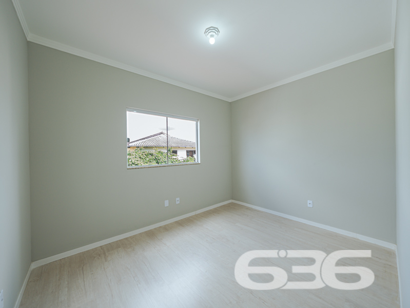 Sobrado geminado impecável à venda no bairro Floresta em Joinville/SC – conforto, bom gosto e localização estratégica!
Apresentamos esta excelente oportunidade de morar em um imóvel completo, moderno e pronto para acolher a sua família com estilo e funcionalidade. Trata-se de um sobrado geminado com 140,41m² de área, sobre um terreno plano de 139,89m², em rua pavimentada no bairro Floresta. Estuda permuta.
O interior da residência é aconchegante e bem distribuído. No pavimento térreo, a sala de estar e jantar integradas oferecem conforto e amplitude, conectando-se à cozinha funcional. Destaque para a área de festas com teto translúcido, deck em madeira, bancada rústica e espaço gourmet, perfeita para confraternizações. Um ambiente charmoso, iluminado e ventilado naturalmente, ideal para quem valoriza momentos em casa.
A planta contempla 3 dormitórios, sendo 1 suíte ampla com sacada, além de mais 2 banheiros, lavabo, e área de serviço independente. Todos os cômodos apresentam ótimo padrão de acabamento, com piso laminado, escada em granito, móveis planejados em diversos ambientes e excelente conservação.
A garagem tem espaço para até 4 veículos (2 cobertos e 2 descobertos). O imóvel está murado, conta com interfone e estrutura pronta para garantir segurança e privacidade à sua família.
Não perca essa chance! Entre em contato agora mesmo com a equipe da 636 Negócios Imobiliários, que há mais de 30 anos entrega excelência, confiança e técnica na mediação de negócios. Visite e surpreenda-se com cada detalhe!
636 NEGÓCIOS IMOBILIÁRIOS: A SUA MELHOR ESCOLHA
Com mais de 30 anos de experiência, a 636 Negócios Imobiliários é sua parceira ideal para encontrar o imóvel perfeito. Estamos prontos para ajudá-lo a fazer deste imóvel o seu novo lar.
Telefone: (47) 3451-0636
WhatsApp: (47) 99190-0636
Não perca esta oportunidade única. Visite nosso site para mais informações: i636.com.br