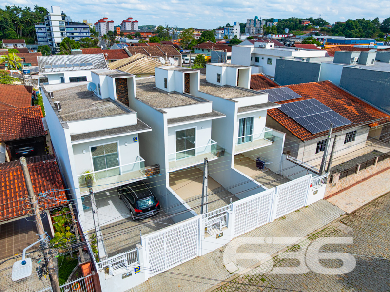 Sobrado geminado impecável à venda no bairro Floresta em Joinville/SC – conforto, bom gosto e localização estratégica!
Apresentamos esta excelente oportunidade de morar em um imóvel completo, moderno e pronto para acolher a sua família com estilo e funcionalidade. Trata-se de um sobrado geminado com 140,41m² de área, sobre um terreno plano de 139,89m², em rua pavimentada no bairro Floresta. Estuda permuta.
O interior da residência é aconchegante e bem distribuído. No pavimento térreo, a sala de estar e jantar integradas oferecem conforto e amplitude, conectando-se à cozinha funcional. Destaque para a área de festas com teto translúcido, deck em madeira, bancada rústica e espaço gourmet, perfeita para confraternizações. Um ambiente charmoso, iluminado e ventilado naturalmente, ideal para quem valoriza momentos em casa.
A planta contempla 3 dormitórios, sendo 1 suíte ampla com sacada, além de mais 2 banheiros, lavabo, e área de serviço independente. Todos os cômodos apresentam ótimo padrão de acabamento, com piso laminado, escada em granito, móveis planejados em diversos ambientes e excelente conservação.
A garagem tem espaço para até 4 veículos (2 cobertos e 2 descobertos). O imóvel está murado, conta com interfone e estrutura pronta para garantir segurança e privacidade à sua família.
Não perca essa chance! Entre em contato agora mesmo com a equipe da 636 Negócios Imobiliários, que há mais de 30 anos entrega excelência, confiança e técnica na mediação de negócios. Visite e surpreenda-se com cada detalhe!
636 NEGÓCIOS IMOBILIÁRIOS: A SUA MELHOR ESCOLHA
Com mais de 30 anos de experiência, a 636 Negócios Imobiliários é sua parceira ideal para encontrar o imóvel perfeito. Estamos prontos para ajudá-lo a fazer deste imóvel o seu novo lar.
Telefone: (47) 3451-0636
WhatsApp: (47) 99190-0636
Não perca esta oportunidade única. Visite nosso site para mais informações: i636.com.br