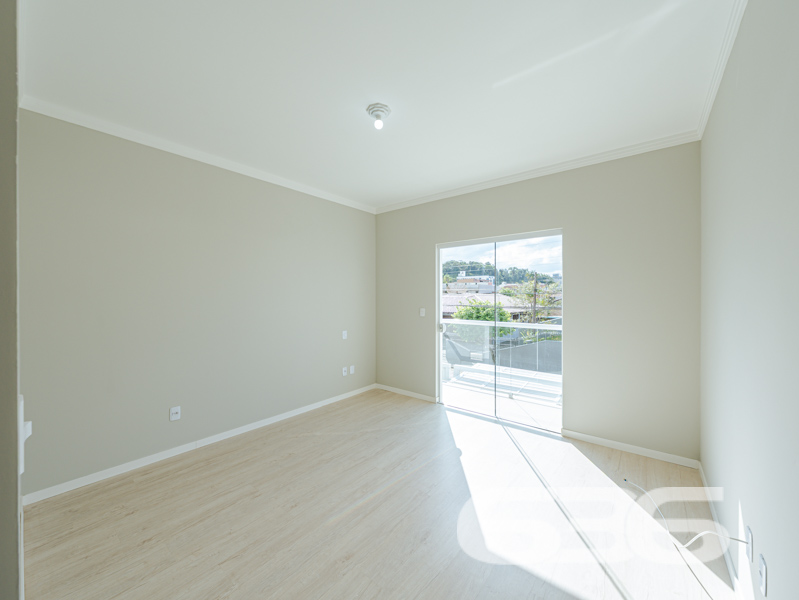 Sobrado geminado impecável à venda no bairro Floresta em Joinville/SC – conforto, bom gosto e localização estratégica!
Apresentamos esta excelente oportunidade de morar em um imóvel completo, moderno e pronto para acolher a sua família com estilo e funcionalidade. Trata-se de um sobrado geminado com 140,41m² de área, sobre um terreno plano de 139,89m², em rua pavimentada no bairro Floresta. Estuda permuta.
O interior da residência é aconchegante e bem distribuído. No pavimento térreo, a sala de estar e jantar integradas oferecem conforto e amplitude, conectando-se à cozinha funcional. Destaque para a área de festas com teto translúcido, deck em madeira, bancada rústica e espaço gourmet, perfeita para confraternizações. Um ambiente charmoso, iluminado e ventilado naturalmente, ideal para quem valoriza momentos em casa.
A planta contempla 3 dormitórios, sendo 1 suíte ampla com sacada, além de mais 2 banheiros, lavabo, e área de serviço independente. Todos os cômodos apresentam ótimo padrão de acabamento, com piso laminado, escada em granito, móveis planejados em diversos ambientes e excelente conservação.
A garagem tem espaço para até 4 veículos (2 cobertos e 2 descobertos). O imóvel está murado, conta com interfone e estrutura pronta para garantir segurança e privacidade à sua família.
Não perca essa chance! Entre em contato agora mesmo com a equipe da 636 Negócios Imobiliários, que há mais de 30 anos entrega excelência, confiança e técnica na mediação de negócios. Visite e surpreenda-se com cada detalhe!
636 NEGÓCIOS IMOBILIÁRIOS: A SUA MELHOR ESCOLHA
Com mais de 30 anos de experiência, a 636 Negócios Imobiliários é sua parceira ideal para encontrar o imóvel perfeito. Estamos prontos para ajudá-lo a fazer deste imóvel o seu novo lar.
Telefone: (47) 3451-0636
WhatsApp: (47) 99190-0636
Não perca esta oportunidade única. Visite nosso site para mais informações: i636.com.br