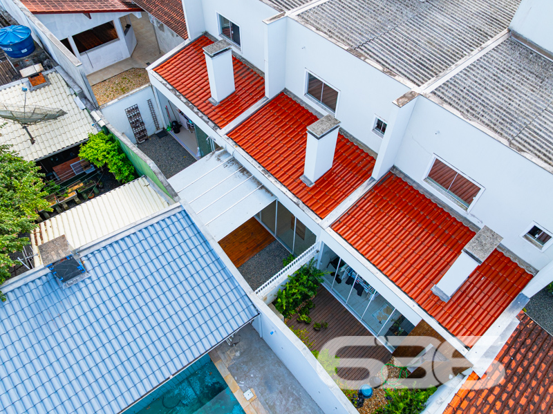 Sobrado geminado impecável à venda no bairro Floresta em Joinville/SC – conforto, bom gosto e localização estratégica!
Apresentamos esta excelente oportunidade de morar em um imóvel completo, moderno e pronto para acolher a sua família com estilo e funcionalidade. Trata-se de um sobrado geminado com 140,41m² de área, sobre um terreno plano de 139,89m², em rua pavimentada no bairro Floresta. Estuda permuta.
O interior da residência é aconchegante e bem distribuído. No pavimento térreo, a sala de estar e jantar integradas oferecem conforto e amplitude, conectando-se à cozinha funcional. Destaque para a área de festas com teto translúcido, deck em madeira, bancada rústica e espaço gourmet, perfeita para confraternizações. Um ambiente charmoso, iluminado e ventilado naturalmente, ideal para quem valoriza momentos em casa.
A planta contempla 3 dormitórios, sendo 1 suíte ampla com sacada, além de mais 2 banheiros, lavabo, e área de serviço independente. Todos os cômodos apresentam ótimo padrão de acabamento, com piso laminado, escada em granito, móveis planejados em diversos ambientes e excelente conservação.
A garagem tem espaço para até 4 veículos (2 cobertos e 2 descobertos). O imóvel está murado, conta com interfone e estrutura pronta para garantir segurança e privacidade à sua família.
Não perca essa chance! Entre em contato agora mesmo com a equipe da 636 Negócios Imobiliários, que há mais de 30 anos entrega excelência, confiança e técnica na mediação de negócios. Visite e surpreenda-se com cada detalhe!
636 NEGÓCIOS IMOBILIÁRIOS: A SUA MELHOR ESCOLHA
Com mais de 30 anos de experiência, a 636 Negócios Imobiliários é sua parceira ideal para encontrar o imóvel perfeito. Estamos prontos para ajudá-lo a fazer deste imóvel o seu novo lar.
Telefone: (47) 3451-0636
WhatsApp: (47) 99190-0636
Não perca esta oportunidade única. Visite nosso site para mais informações: i636.com.br