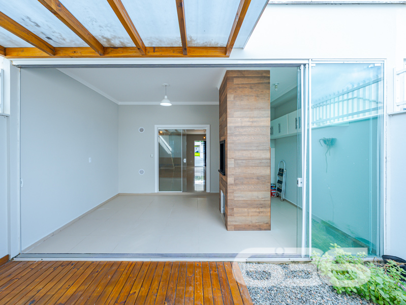 Sobrado geminado impecável à venda no bairro Floresta em Joinville/SC – conforto, bom gosto e localização estratégica!
Apresentamos esta excelente oportunidade de morar em um imóvel completo, moderno e pronto para acolher a sua família com estilo e funcionalidade. Trata-se de um sobrado geminado com 140,41m² de área, sobre um terreno plano de 139,89m², em rua pavimentada no bairro Floresta. Estuda permuta.
O interior da residência é aconchegante e bem distribuído. No pavimento térreo, a sala de estar e jantar integradas oferecem conforto e amplitude, conectando-se à cozinha funcional. Destaque para a área de festas com teto translúcido, deck em madeira, bancada rústica e espaço gourmet, perfeita para confraternizações. Um ambiente charmoso, iluminado e ventilado naturalmente, ideal para quem valoriza momentos em casa.
A planta contempla 3 dormitórios, sendo 1 suíte ampla com sacada, além de mais 2 banheiros, lavabo, e área de serviço independente. Todos os cômodos apresentam ótimo padrão de acabamento, com piso laminado, escada em granito, móveis planejados em diversos ambientes e excelente conservação.
A garagem tem espaço para até 4 veículos (2 cobertos e 2 descobertos). O imóvel está murado, conta com interfone e estrutura pronta para garantir segurança e privacidade à sua família.
Não perca essa chance! Entre em contato agora mesmo com a equipe da 636 Negócios Imobiliários, que há mais de 30 anos entrega excelência, confiança e técnica na mediação de negócios. Visite e surpreenda-se com cada detalhe!
636 NEGÓCIOS IMOBILIÁRIOS: A SUA MELHOR ESCOLHA
Com mais de 30 anos de experiência, a 636 Negócios Imobiliários é sua parceira ideal para encontrar o imóvel perfeito. Estamos prontos para ajudá-lo a fazer deste imóvel o seu novo lar.
Telefone: (47) 3451-0636
WhatsApp: (47) 99190-0636
Não perca esta oportunidade única. Visite nosso site para mais informações: i636.com.br