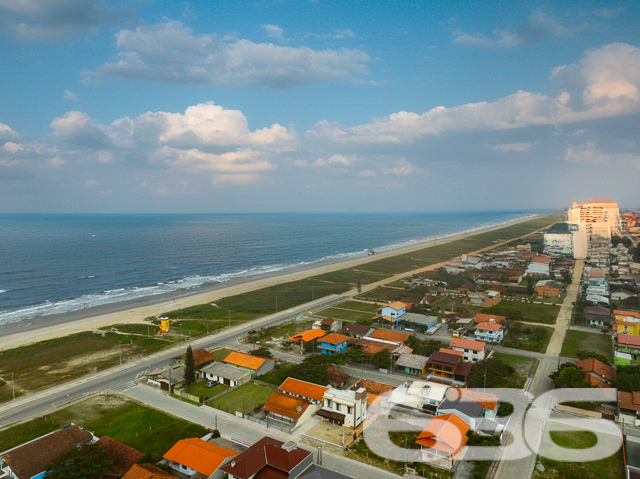 Confira esta exclusividade da 636 Negócios Imobiliários: um terreno deslumbrante localizado em São Francisco do Sul, no bairro Ervino, uma verdadeira joia para quem busca tranquilidade e investimento seguro em um dos destinos mais encantadores de Santa Catarina.

Detalhes do Terreno:

Com um total de 490,00 m²,  formando uma geometria regular ideal para diversos projetos arquitetônicos.
Localização: Oferece um ambiente tranquilo e está pronto para ser transformado na sua próxima grande conquista.

Por que escolher este terreno?

Localização estratégica: São Francisco do Sul é conhecida por sua beleza natural e tranquilidade, sendo um dos destinos mais procurados por quem deseja qualidade de vida ou um ótimo retorno sobre investimentos.
Flexibilidade de Projeto: O tamanho e a forma do terreno permitem uma variedade de projetos, desde uma residência espaçosa até um empreendimento multifamiliar.
Investimento Inteligente: A área está em expansão, com aumento de demanda por propriedades, garantindo valorização do seu investimento.

Sobre a 636 Negócios Imobiliários:
Com mais de 30 anos de experiência no mercado imobiliário, reconhecida por nossa perfeição técnico-jurídica e gestão digital inteligente, estamos aqui para garantir que sua compra seja simples, segura e satisfatória. Nossa equipe de especialistas está pronta para ajudá-lo a fazer a escolha certa com confiança e suporte total.

Não perca esta oportunidade exclusiva de possuir um dos terrenos mais desejáveis de São Francisco do Sul. Venha construir seu futuro conosco!

Entre em contato hoje mesmo e agende sua visita!
 
636 NEGÓCIOS IMOBILIÁRIOS: A SUA MELHOR ESCOLHA
Com mais de 30 anos de experiência, a 636 Negócios Imobiliários é sua parceira ideal para encontrar o imóvel perfeito. Estamos prontos para ajudá-lo a fazer deste imóvel o seu novo lar.
 
Telefone: (47) 3451-0636
WhatsApp: (47) 99190-0636
 
Não perca esta oportunidade única. Visite nosso site para mais informações: i636.com.br