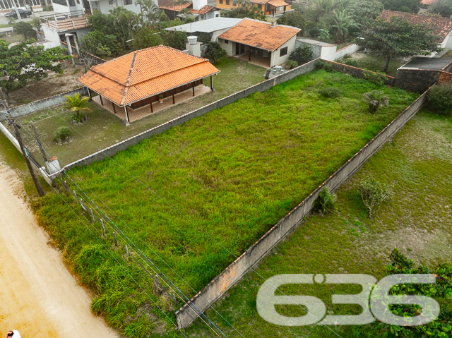 Confira esta exclusividade da 636 Negócios Imobiliários: um terreno deslumbrante localizado em São Francisco do Sul, no bairro Ervino, uma verdadeira joia para quem busca tranquilidade e investimento seguro em um dos destinos mais encantadores de Santa Catarina.

Detalhes do Terreno:

Com um total de 490,00 m²,  formando uma geometria regular ideal para diversos projetos arquitetônicos.
Localização: Oferece um ambiente tranquilo e está pronto para ser transformado na sua próxima grande conquista.

Por que escolher este terreno?

Localização estratégica: São Francisco do Sul é conhecida por sua beleza natural e tranquilidade, sendo um dos destinos mais procurados por quem deseja qualidade de vida ou um ótimo retorno sobre investimentos.
Flexibilidade de Projeto: O tamanho e a forma do terreno permitem uma variedade de projetos, desde uma residência espaçosa até um empreendimento multifamiliar.
Investimento Inteligente: A área está em expansão, com aumento de demanda por propriedades, garantindo valorização do seu investimento.

Sobre a 636 Negócios Imobiliários:
Com mais de 30 anos de experiência no mercado imobiliário, reconhecida por nossa perfeição técnico-jurídica e gestão digital inteligente, estamos aqui para garantir que sua compra seja simples, segura e satisfatória. Nossa equipe de especialistas está pronta para ajudá-lo a fazer a escolha certa com confiança e suporte total.

Não perca esta oportunidade exclusiva de possuir um dos terrenos mais desejáveis de São Francisco do Sul. Venha construir seu futuro conosco!

Entre em contato hoje mesmo e agende sua visita!
 
636 NEGÓCIOS IMOBILIÁRIOS: A SUA MELHOR ESCOLHA
Com mais de 30 anos de experiência, a 636 Negócios Imobiliários é sua parceira ideal para encontrar o imóvel perfeito. Estamos prontos para ajudá-lo a fazer deste imóvel o seu novo lar.
 
Telefone: (47) 3451-0636
WhatsApp: (47) 99190-0636
 
Não perca esta oportunidade única. Visite nosso site para mais informações: i636.com.br