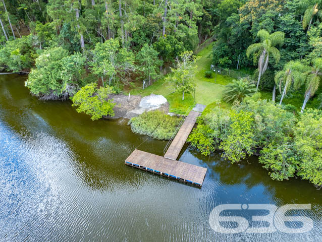 IMÓVEL DE LUXO COM EXCLUSIVIDADE E SOFISTICAÇÃO NO CORAÇÃO DE ARAQUARI!

Descubra este imponente imóvel de 285m², situado no prestigiado centro de Araquari. Com um terreno de 364m², esta residência oferece uma experiência de vida luxuosa e sofisticada, destacando-se por sua arquitetura elegante e acabamentos de alto padrão.

Espaços Planejados para Experiências Únicas

Este lar foi meticulosamente projetado para proporcionar conforto e estilo. Com 3 suítes espaçosas, sendo uma com closet, cinco banheiros e uma sala íntima aconchegante, cada espaço convida ao relaxamento. A cozinha gourmet, integrada à sala de estar e jantar, é perfeita para quem adora cozinhar e entreter. O jardim de inverno e a sacada oferecem momentos de tranquilidade e contemplação.

Lazer e Segurança no Seu Dia a Dia

A área de festas com piscina é um verdadeiro espetáculo, ideal para receber amigos e familiares. A churrasqueira e a cozinha gourmet externa complementam o cenário perfeito para celebrações memoráveis. Além disso, o imóvel conta com sistema de segurança completo, incluindo alarme, cerca elétrica e vigilância eletrônica.

Localização Privilegiada e Infraestrutura Completa

Localizado no coração de Araquari, este imóvel está próximo a todas as comodidades urbanas, sem abrir mão da tranquilidade e do charme de uma das áreas mais desejadas da cidade.

636 Negócios Imobiliários: Transformando Sonhos em Realidade

Com mais de 30 anos de experiência, a 636 Negócios Imobiliários é especialista em encontrar o lar dos seus sonhos. Para mais informações, entre em contato pelo telefone (47) 3448-3636 ou WhatsApp (47) 99190-0636. Nosso compromisso é oferecer um serviço de excelência, garantindo a realização do seu sonho imobiliário.