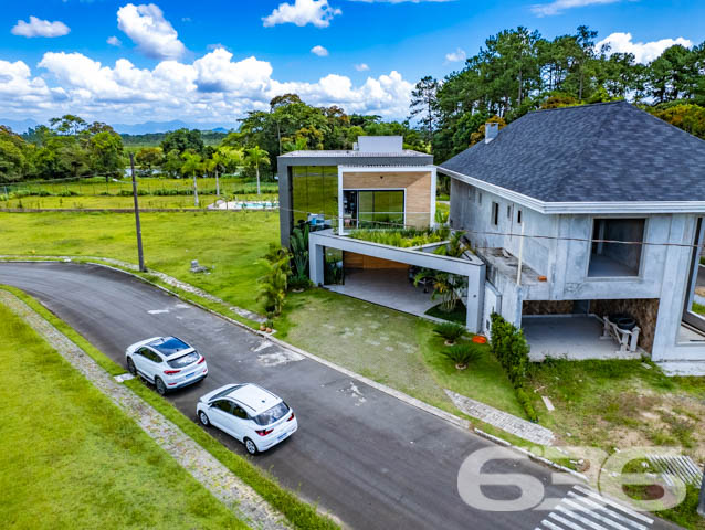 IMÓVEL DE LUXO COM EXCLUSIVIDADE E SOFISTICAÇÃO NO CORAÇÃO DE ARAQUARI!

Descubra este imponente imóvel de 285m², situado no prestigiado centro de Araquari. Com um terreno de 364m², esta residência oferece uma experiência de vida luxuosa e sofisticada, destacando-se por sua arquitetura elegante e acabamentos de alto padrão.

Espaços Planejados para Experiências Únicas

Este lar foi meticulosamente projetado para proporcionar conforto e estilo. Com 3 suítes espaçosas, sendo uma com closet, cinco banheiros e uma sala íntima aconchegante, cada espaço convida ao relaxamento. A cozinha gourmet, integrada à sala de estar e jantar, é perfeita para quem adora cozinhar e entreter. O jardim de inverno e a sacada oferecem momentos de tranquilidade e contemplação.

Lazer e Segurança no Seu Dia a Dia

A área de festas com piscina é um verdadeiro espetáculo, ideal para receber amigos e familiares. A churrasqueira e a cozinha gourmet externa complementam o cenário perfeito para celebrações memoráveis. Além disso, o imóvel conta com sistema de segurança completo, incluindo alarme, cerca elétrica e vigilância eletrônica.

Localização Privilegiada e Infraestrutura Completa

Localizado no coração de Araquari, este imóvel está próximo a todas as comodidades urbanas, sem abrir mão da tranquilidade e do charme de uma das áreas mais desejadas da cidade.

636 Negócios Imobiliários: Transformando Sonhos em Realidade

Com mais de 30 anos de experiência, a 636 Negócios Imobiliários é especialista em encontrar o lar dos seus sonhos. Para mais informações, entre em contato pelo telefone (47) 3448-3636 ou WhatsApp (47) 99190-0636. Nosso compromisso é oferecer um serviço de excelência, garantindo a realização do seu sonho imobiliário.