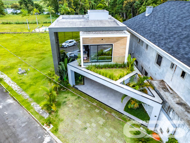 IMÓVEL DE LUXO COM EXCLUSIVIDADE E SOFISTICAÇÃO NO CORAÇÃO DE ARAQUARI!

Descubra este imponente imóvel de 285m², situado no prestigiado centro de Araquari. Com um terreno de 364m², esta residência oferece uma experiência de vida luxuosa e sofisticada, destacando-se por sua arquitetura elegante e acabamentos de alto padrão.

Espaços Planejados para Experiências Únicas

Este lar foi meticulosamente projetado para proporcionar conforto e estilo. Com 3 suítes espaçosas, sendo uma com closet, cinco banheiros e uma sala íntima aconchegante, cada espaço convida ao relaxamento. A cozinha gourmet, integrada à sala de estar e jantar, é perfeita para quem adora cozinhar e entreter. O jardim de inverno e a sacada oferecem momentos de tranquilidade e contemplação.

Lazer e Segurança no Seu Dia a Dia

A área de festas com piscina é um verdadeiro espetáculo, ideal para receber amigos e familiares. A churrasqueira e a cozinha gourmet externa complementam o cenário perfeito para celebrações memoráveis. Além disso, o imóvel conta com sistema de segurança completo, incluindo alarme, cerca elétrica e vigilância eletrônica.

Localização Privilegiada e Infraestrutura Completa

Localizado no coração de Araquari, este imóvel está próximo a todas as comodidades urbanas, sem abrir mão da tranquilidade e do charme de uma das áreas mais desejadas da cidade.

636 Negócios Imobiliários: Transformando Sonhos em Realidade

Com mais de 30 anos de experiência, a 636 Negócios Imobiliários é especialista em encontrar o lar dos seus sonhos. Para mais informações, entre em contato pelo telefone (47) 3448-3636 ou WhatsApp (47) 99190-0636. Nosso compromisso é oferecer um serviço de excelência, garantindo a realização do seu sonho imobiliário.