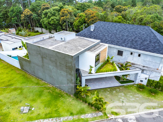 IMÓVEL DE LUXO COM EXCLUSIVIDADE E SOFISTICAÇÃO NO CORAÇÃO DE ARAQUARI!

Descubra este imponente imóvel de 285m², situado no prestigiado centro de Araquari. Com um terreno de 364m², esta residência oferece uma experiência de vida luxuosa e sofisticada, destacando-se por sua arquitetura elegante e acabamentos de alto padrão.

Espaços Planejados para Experiências Únicas

Este lar foi meticulosamente projetado para proporcionar conforto e estilo. Com 3 suítes espaçosas, sendo uma com closet, cinco banheiros e uma sala íntima aconchegante, cada espaço convida ao relaxamento. A cozinha gourmet, integrada à sala de estar e jantar, é perfeita para quem adora cozinhar e entreter. O jardim de inverno e a sacada oferecem momentos de tranquilidade e contemplação.

Lazer e Segurança no Seu Dia a Dia

A área de festas com piscina é um verdadeiro espetáculo, ideal para receber amigos e familiares. A churrasqueira e a cozinha gourmet externa complementam o cenário perfeito para celebrações memoráveis. Além disso, o imóvel conta com sistema de segurança completo, incluindo alarme, cerca elétrica e vigilância eletrônica.

Localização Privilegiada e Infraestrutura Completa

Localizado no coração de Araquari, este imóvel está próximo a todas as comodidades urbanas, sem abrir mão da tranquilidade e do charme de uma das áreas mais desejadas da cidade.

636 Negócios Imobiliários: Transformando Sonhos em Realidade

Com mais de 30 anos de experiência, a 636 Negócios Imobiliários é especialista em encontrar o lar dos seus sonhos. Para mais informações, entre em contato pelo telefone (47) 3448-3636 ou WhatsApp (47) 99190-0636. Nosso compromisso é oferecer um serviço de excelência, garantindo a realização do seu sonho imobiliário.