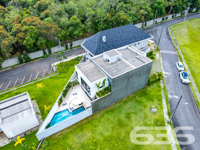 IMÓVEL DE LUXO COM EXCLUSIVIDADE E SOFISTICAÇÃO NO CORAÇÃO DE ARAQUARI!

Descubra este imponente imóvel de 285m², situado no prestigiado centro de Araquari. Com um terreno de 364m², esta residência oferece uma experiência de vida luxuosa e sofisticada, destacando-se por sua arquitetura elegante e acabamentos de alto padrão.

Espaços Planejados para Experiências Únicas

Este lar foi meticulosamente projetado para proporcionar conforto e estilo. Com 3 suítes espaçosas, sendo uma com closet, cinco banheiros e uma sala íntima aconchegante, cada espaço convida ao relaxamento. A cozinha gourmet, integrada à sala de estar e jantar, é perfeita para quem adora cozinhar e entreter. O jardim de inverno e a sacada oferecem momentos de tranquilidade e contemplação.

Lazer e Segurança no Seu Dia a Dia

A área de festas com piscina é um verdadeiro espetáculo, ideal para receber amigos e familiares. A churrasqueira e a cozinha gourmet externa complementam o cenário perfeito para celebrações memoráveis. Além disso, o imóvel conta com sistema de segurança completo, incluindo alarme, cerca elétrica e vigilância eletrônica.

Localização Privilegiada e Infraestrutura Completa

Localizado no coração de Araquari, este imóvel está próximo a todas as comodidades urbanas, sem abrir mão da tranquilidade e do charme de uma das áreas mais desejadas da cidade.

636 Negócios Imobiliários: Transformando Sonhos em Realidade

Com mais de 30 anos de experiência, a 636 Negócios Imobiliários é especialista em encontrar o lar dos seus sonhos. Para mais informações, entre em contato pelo telefone (47) 3448-3636 ou WhatsApp (47) 99190-0636. Nosso compromisso é oferecer um serviço de excelência, garantindo a realização do seu sonho imobiliário.