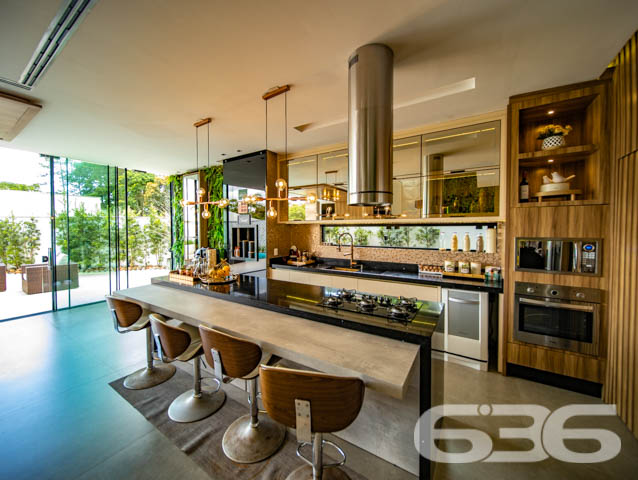 IMÓVEL DE LUXO COM EXCLUSIVIDADE E SOFISTICAÇÃO NO CORAÇÃO DE ARAQUARI!

Descubra este imponente imóvel de 285m², situado no prestigiado centro de Araquari. Com um terreno de 364m², esta residência oferece uma experiência de vida luxuosa e sofisticada, destacando-se por sua arquitetura elegante e acabamentos de alto padrão.

Espaços Planejados para Experiências Únicas

Este lar foi meticulosamente projetado para proporcionar conforto e estilo. Com 3 suítes espaçosas, sendo uma com closet, cinco banheiros e uma sala íntima aconchegante, cada espaço convida ao relaxamento. A cozinha gourmet, integrada à sala de estar e jantar, é perfeita para quem adora cozinhar e entreter. O jardim de inverno e a sacada oferecem momentos de tranquilidade e contemplação.

Lazer e Segurança no Seu Dia a Dia

A área de festas com piscina é um verdadeiro espetáculo, ideal para receber amigos e familiares. A churrasqueira e a cozinha gourmet externa complementam o cenário perfeito para celebrações memoráveis. Além disso, o imóvel conta com sistema de segurança completo, incluindo alarme, cerca elétrica e vigilância eletrônica.

Localização Privilegiada e Infraestrutura Completa

Localizado no coração de Araquari, este imóvel está próximo a todas as comodidades urbanas, sem abrir mão da tranquilidade e do charme de uma das áreas mais desejadas da cidade.

636 Negócios Imobiliários: Transformando Sonhos em Realidade

Com mais de 30 anos de experiência, a 636 Negócios Imobiliários é especialista em encontrar o lar dos seus sonhos. Para mais informações, entre em contato pelo telefone (47) 3448-3636 ou WhatsApp (47) 99190-0636. Nosso compromisso é oferecer um serviço de excelência, garantindo a realização do seu sonho imobiliário.