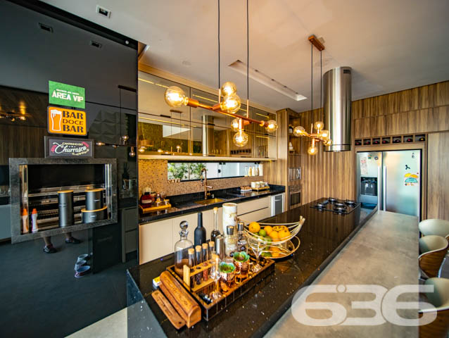 IMÓVEL DE LUXO COM EXCLUSIVIDADE E SOFISTICAÇÃO NO CORAÇÃO DE ARAQUARI!

Descubra este imponente imóvel de 285m², situado no prestigiado centro de Araquari. Com um terreno de 364m², esta residência oferece uma experiência de vida luxuosa e sofisticada, destacando-se por sua arquitetura elegante e acabamentos de alto padrão.

Espaços Planejados para Experiências Únicas

Este lar foi meticulosamente projetado para proporcionar conforto e estilo. Com 3 suítes espaçosas, sendo uma com closet, cinco banheiros e uma sala íntima aconchegante, cada espaço convida ao relaxamento. A cozinha gourmet, integrada à sala de estar e jantar, é perfeita para quem adora cozinhar e entreter. O jardim de inverno e a sacada oferecem momentos de tranquilidade e contemplação.

Lazer e Segurança no Seu Dia a Dia

A área de festas com piscina é um verdadeiro espetáculo, ideal para receber amigos e familiares. A churrasqueira e a cozinha gourmet externa complementam o cenário perfeito para celebrações memoráveis. Além disso, o imóvel conta com sistema de segurança completo, incluindo alarme, cerca elétrica e vigilância eletrônica.

Localização Privilegiada e Infraestrutura Completa

Localizado no coração de Araquari, este imóvel está próximo a todas as comodidades urbanas, sem abrir mão da tranquilidade e do charme de uma das áreas mais desejadas da cidade.

636 Negócios Imobiliários: Transformando Sonhos em Realidade

Com mais de 30 anos de experiência, a 636 Negócios Imobiliários é especialista em encontrar o lar dos seus sonhos. Para mais informações, entre em contato pelo telefone (47) 3448-3636 ou WhatsApp (47) 99190-0636. Nosso compromisso é oferecer um serviço de excelência, garantindo a realização do seu sonho imobiliário.