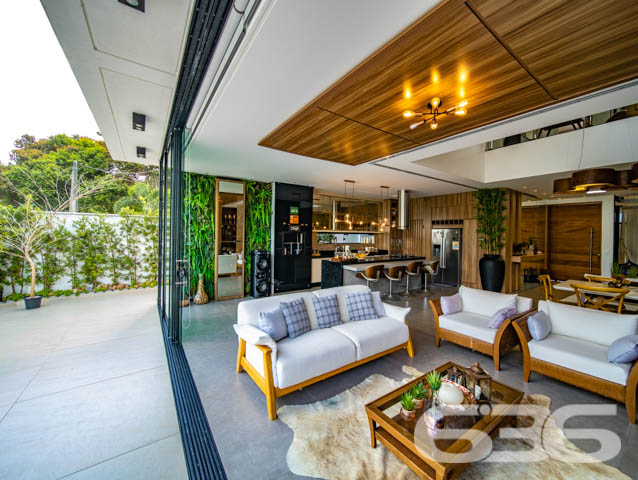 IMÓVEL DE LUXO COM EXCLUSIVIDADE E SOFISTICAÇÃO NO CORAÇÃO DE ARAQUARI!

Descubra este imponente imóvel de 285m², situado no prestigiado centro de Araquari. Com um terreno de 364m², esta residência oferece uma experiência de vida luxuosa e sofisticada, destacando-se por sua arquitetura elegante e acabamentos de alto padrão.

Espaços Planejados para Experiências Únicas

Este lar foi meticulosamente projetado para proporcionar conforto e estilo. Com 3 suítes espaçosas, sendo uma com closet, cinco banheiros e uma sala íntima aconchegante, cada espaço convida ao relaxamento. A cozinha gourmet, integrada à sala de estar e jantar, é perfeita para quem adora cozinhar e entreter. O jardim de inverno e a sacada oferecem momentos de tranquilidade e contemplação.

Lazer e Segurança no Seu Dia a Dia

A área de festas com piscina é um verdadeiro espetáculo, ideal para receber amigos e familiares. A churrasqueira e a cozinha gourmet externa complementam o cenário perfeito para celebrações memoráveis. Além disso, o imóvel conta com sistema de segurança completo, incluindo alarme, cerca elétrica e vigilância eletrônica.

Localização Privilegiada e Infraestrutura Completa

Localizado no coração de Araquari, este imóvel está próximo a todas as comodidades urbanas, sem abrir mão da tranquilidade e do charme de uma das áreas mais desejadas da cidade.

636 Negócios Imobiliários: Transformando Sonhos em Realidade

Com mais de 30 anos de experiência, a 636 Negócios Imobiliários é especialista em encontrar o lar dos seus sonhos. Para mais informações, entre em contato pelo telefone (47) 3448-3636 ou WhatsApp (47) 99190-0636. Nosso compromisso é oferecer um serviço de excelência, garantindo a realização do seu sonho imobiliário.