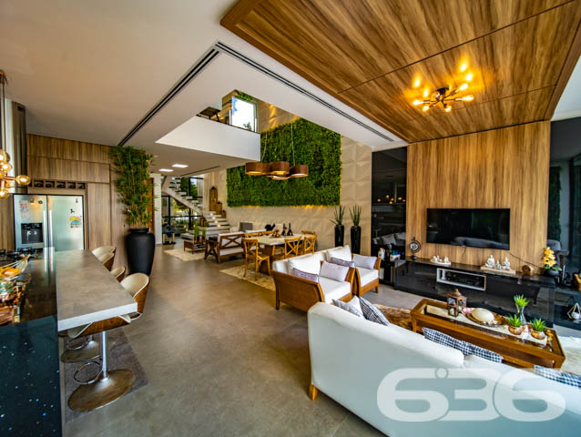 IMÓVEL DE LUXO COM EXCLUSIVIDADE E SOFISTICAÇÃO NO CORAÇÃO DE ARAQUARI!

Descubra este imponente imóvel de 285m², situado no prestigiado centro de Araquari. Com um terreno de 364m², esta residência oferece uma experiência de vida luxuosa e sofisticada, destacando-se por sua arquitetura elegante e acabamentos de alto padrão.

Espaços Planejados para Experiências Únicas

Este lar foi meticulosamente projetado para proporcionar conforto e estilo. Com 3 suítes espaçosas, sendo uma com closet, cinco banheiros e uma sala íntima aconchegante, cada espaço convida ao relaxamento. A cozinha gourmet, integrada à sala de estar e jantar, é perfeita para quem adora cozinhar e entreter. O jardim de inverno e a sacada oferecem momentos de tranquilidade e contemplação.

Lazer e Segurança no Seu Dia a Dia

A área de festas com piscina é um verdadeiro espetáculo, ideal para receber amigos e familiares. A churrasqueira e a cozinha gourmet externa complementam o cenário perfeito para celebrações memoráveis. Além disso, o imóvel conta com sistema de segurança completo, incluindo alarme, cerca elétrica e vigilância eletrônica.

Localização Privilegiada e Infraestrutura Completa

Localizado no coração de Araquari, este imóvel está próximo a todas as comodidades urbanas, sem abrir mão da tranquilidade e do charme de uma das áreas mais desejadas da cidade.

636 Negócios Imobiliários: Transformando Sonhos em Realidade

Com mais de 30 anos de experiência, a 636 Negócios Imobiliários é especialista em encontrar o lar dos seus sonhos. Para mais informações, entre em contato pelo telefone (47) 3448-3636 ou WhatsApp (47) 99190-0636. Nosso compromisso é oferecer um serviço de excelência, garantindo a realização do seu sonho imobiliário.