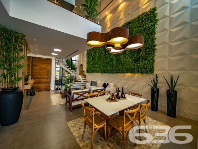 IMÓVEL DE LUXO COM EXCLUSIVIDADE E SOFISTICAÇÃO NO CORAÇÃO DE ARAQUARI!

Descubra este imponente imóvel de 285m², situado no prestigiado centro de Araquari. Com um terreno de 364m², esta residência oferece uma experiência de vida luxuosa e sofisticada, destacando-se por sua arquitetura elegante e acabamentos de alto padrão.

Espaços Planejados para Experiências Únicas

Este lar foi meticulosamente projetado para proporcionar conforto e estilo. Com 3 suítes espaçosas, sendo uma com closet, cinco banheiros e uma sala íntima aconchegante, cada espaço convida ao relaxamento. A cozinha gourmet, integrada à sala de estar e jantar, é perfeita para quem adora cozinhar e entreter. O jardim de inverno e a sacada oferecem momentos de tranquilidade e contemplação.

Lazer e Segurança no Seu Dia a Dia

A área de festas com piscina é um verdadeiro espetáculo, ideal para receber amigos e familiares. A churrasqueira e a cozinha gourmet externa complementam o cenário perfeito para celebrações memoráveis. Além disso, o imóvel conta com sistema de segurança completo, incluindo alarme, cerca elétrica e vigilância eletrônica.

Localização Privilegiada e Infraestrutura Completa

Localizado no coração de Araquari, este imóvel está próximo a todas as comodidades urbanas, sem abrir mão da tranquilidade e do charme de uma das áreas mais desejadas da cidade.

636 Negócios Imobiliários: Transformando Sonhos em Realidade

Com mais de 30 anos de experiência, a 636 Negócios Imobiliários é especialista em encontrar o lar dos seus sonhos. Para mais informações, entre em contato pelo telefone (47) 3448-3636 ou WhatsApp (47) 99190-0636. Nosso compromisso é oferecer um serviço de excelência, garantindo a realização do seu sonho imobiliário.