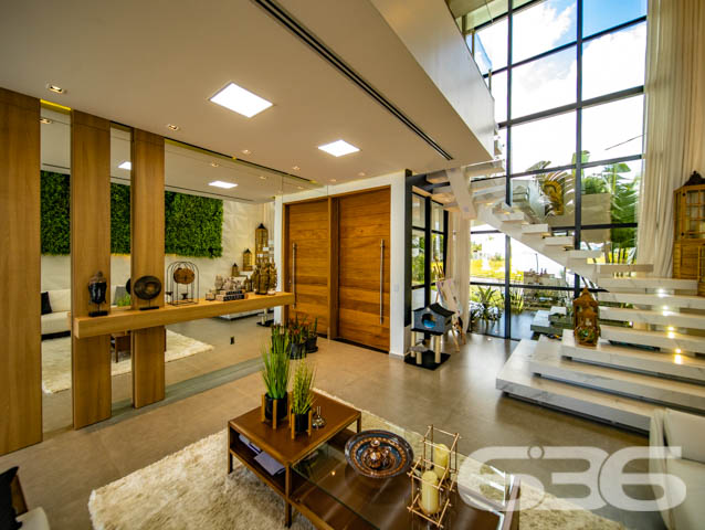 IMÓVEL DE LUXO COM EXCLUSIVIDADE E SOFISTICAÇÃO NO CORAÇÃO DE ARAQUARI!

Descubra este imponente imóvel de 285m², situado no prestigiado centro de Araquari. Com um terreno de 364m², esta residência oferece uma experiência de vida luxuosa e sofisticada, destacando-se por sua arquitetura elegante e acabamentos de alto padrão.

Espaços Planejados para Experiências Únicas

Este lar foi meticulosamente projetado para proporcionar conforto e estilo. Com 3 suítes espaçosas, sendo uma com closet, cinco banheiros e uma sala íntima aconchegante, cada espaço convida ao relaxamento. A cozinha gourmet, integrada à sala de estar e jantar, é perfeita para quem adora cozinhar e entreter. O jardim de inverno e a sacada oferecem momentos de tranquilidade e contemplação.

Lazer e Segurança no Seu Dia a Dia

A área de festas com piscina é um verdadeiro espetáculo, ideal para receber amigos e familiares. A churrasqueira e a cozinha gourmet externa complementam o cenário perfeito para celebrações memoráveis. Além disso, o imóvel conta com sistema de segurança completo, incluindo alarme, cerca elétrica e vigilância eletrônica.

Localização Privilegiada e Infraestrutura Completa

Localizado no coração de Araquari, este imóvel está próximo a todas as comodidades urbanas, sem abrir mão da tranquilidade e do charme de uma das áreas mais desejadas da cidade.

636 Negócios Imobiliários: Transformando Sonhos em Realidade

Com mais de 30 anos de experiência, a 636 Negócios Imobiliários é especialista em encontrar o lar dos seus sonhos. Para mais informações, entre em contato pelo telefone (47) 3448-3636 ou WhatsApp (47) 99190-0636. Nosso compromisso é oferecer um serviço de excelência, garantindo a realização do seu sonho imobiliário.