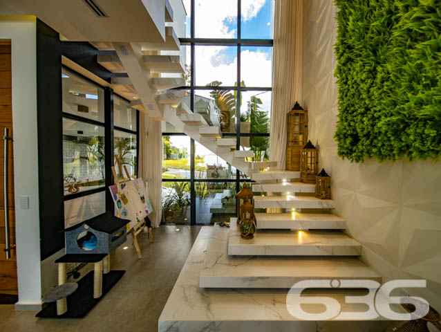 IMÓVEL DE LUXO COM EXCLUSIVIDADE E SOFISTICAÇÃO NO CORAÇÃO DE ARAQUARI!

Descubra este imponente imóvel de 285m², situado no prestigiado centro de Araquari. Com um terreno de 364m², esta residência oferece uma experiência de vida luxuosa e sofisticada, destacando-se por sua arquitetura elegante e acabamentos de alto padrão.

Espaços Planejados para Experiências Únicas

Este lar foi meticulosamente projetado para proporcionar conforto e estilo. Com 3 suítes espaçosas, sendo uma com closet, cinco banheiros e uma sala íntima aconchegante, cada espaço convida ao relaxamento. A cozinha gourmet, integrada à sala de estar e jantar, é perfeita para quem adora cozinhar e entreter. O jardim de inverno e a sacada oferecem momentos de tranquilidade e contemplação.

Lazer e Segurança no Seu Dia a Dia

A área de festas com piscina é um verdadeiro espetáculo, ideal para receber amigos e familiares. A churrasqueira e a cozinha gourmet externa complementam o cenário perfeito para celebrações memoráveis. Além disso, o imóvel conta com sistema de segurança completo, incluindo alarme, cerca elétrica e vigilância eletrônica.

Localização Privilegiada e Infraestrutura Completa

Localizado no coração de Araquari, este imóvel está próximo a todas as comodidades urbanas, sem abrir mão da tranquilidade e do charme de uma das áreas mais desejadas da cidade.

636 Negócios Imobiliários: Transformando Sonhos em Realidade

Com mais de 30 anos de experiência, a 636 Negócios Imobiliários é especialista em encontrar o lar dos seus sonhos. Para mais informações, entre em contato pelo telefone (47) 3448-3636 ou WhatsApp (47) 99190-0636. Nosso compromisso é oferecer um serviço de excelência, garantindo a realização do seu sonho imobiliário.