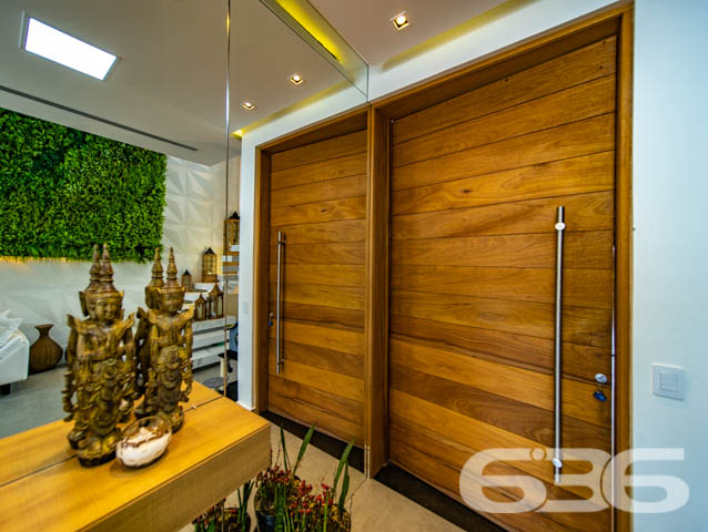 IMÓVEL DE LUXO COM EXCLUSIVIDADE E SOFISTICAÇÃO NO CORAÇÃO DE ARAQUARI!

Descubra este imponente imóvel de 285m², situado no prestigiado centro de Araquari. Com um terreno de 364m², esta residência oferece uma experiência de vida luxuosa e sofisticada, destacando-se por sua arquitetura elegante e acabamentos de alto padrão.

Espaços Planejados para Experiências Únicas

Este lar foi meticulosamente projetado para proporcionar conforto e estilo. Com 3 suítes espaçosas, sendo uma com closet, cinco banheiros e uma sala íntima aconchegante, cada espaço convida ao relaxamento. A cozinha gourmet, integrada à sala de estar e jantar, é perfeita para quem adora cozinhar e entreter. O jardim de inverno e a sacada oferecem momentos de tranquilidade e contemplação.

Lazer e Segurança no Seu Dia a Dia

A área de festas com piscina é um verdadeiro espetáculo, ideal para receber amigos e familiares. A churrasqueira e a cozinha gourmet externa complementam o cenário perfeito para celebrações memoráveis. Além disso, o imóvel conta com sistema de segurança completo, incluindo alarme, cerca elétrica e vigilância eletrônica.

Localização Privilegiada e Infraestrutura Completa

Localizado no coração de Araquari, este imóvel está próximo a todas as comodidades urbanas, sem abrir mão da tranquilidade e do charme de uma das áreas mais desejadas da cidade.

636 Negócios Imobiliários: Transformando Sonhos em Realidade

Com mais de 30 anos de experiência, a 636 Negócios Imobiliários é especialista em encontrar o lar dos seus sonhos. Para mais informações, entre em contato pelo telefone (47) 3448-3636 ou WhatsApp (47) 99190-0636. Nosso compromisso é oferecer um serviço de excelência, garantindo a realização do seu sonho imobiliário.