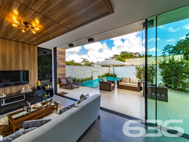 IMÓVEL DE LUXO COM EXCLUSIVIDADE E SOFISTICAÇÃO NO CORAÇÃO DE ARAQUARI!

Descubra este imponente imóvel de 285m², situado no prestigiado centro de Araquari. Com um terreno de 364m², esta residência oferece uma experiência de vida luxuosa e sofisticada, destacando-se por sua arquitetura elegante e acabamentos de alto padrão.

Espaços Planejados para Experiências Únicas

Este lar foi meticulosamente projetado para proporcionar conforto e estilo. Com 3 suítes espaçosas, sendo uma com closet, cinco banheiros e uma sala íntima aconchegante, cada espaço convida ao relaxamento. A cozinha gourmet, integrada à sala de estar e jantar, é perfeita para quem adora cozinhar e entreter. O jardim de inverno e a sacada oferecem momentos de tranquilidade e contemplação.

Lazer e Segurança no Seu Dia a Dia

A área de festas com piscina é um verdadeiro espetáculo, ideal para receber amigos e familiares. A churrasqueira e a cozinha gourmet externa complementam o cenário perfeito para celebrações memoráveis. Além disso, o imóvel conta com sistema de segurança completo, incluindo alarme, cerca elétrica e vigilância eletrônica.

Localização Privilegiada e Infraestrutura Completa

Localizado no coração de Araquari, este imóvel está próximo a todas as comodidades urbanas, sem abrir mão da tranquilidade e do charme de uma das áreas mais desejadas da cidade.

636 Negócios Imobiliários: Transformando Sonhos em Realidade

Com mais de 30 anos de experiência, a 636 Negócios Imobiliários é especialista em encontrar o lar dos seus sonhos. Para mais informações, entre em contato pelo telefone (47) 3448-3636 ou WhatsApp (47) 99190-0636. Nosso compromisso é oferecer um serviço de excelência, garantindo a realização do seu sonho imobiliário.