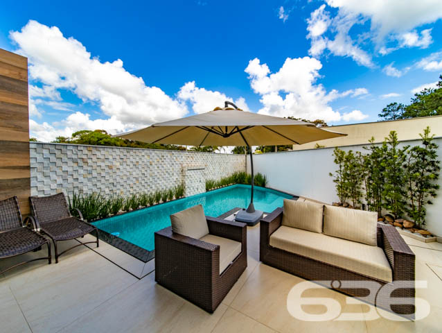 IMÓVEL DE LUXO COM EXCLUSIVIDADE E SOFISTICAÇÃO NO CORAÇÃO DE ARAQUARI!

Descubra este imponente imóvel de 285m², situado no prestigiado centro de Araquari. Com um terreno de 364m², esta residência oferece uma experiência de vida luxuosa e sofisticada, destacando-se por sua arquitetura elegante e acabamentos de alto padrão.

Espaços Planejados para Experiências Únicas

Este lar foi meticulosamente projetado para proporcionar conforto e estilo. Com 3 suítes espaçosas, sendo uma com closet, cinco banheiros e uma sala íntima aconchegante, cada espaço convida ao relaxamento. A cozinha gourmet, integrada à sala de estar e jantar, é perfeita para quem adora cozinhar e entreter. O jardim de inverno e a sacada oferecem momentos de tranquilidade e contemplação.

Lazer e Segurança no Seu Dia a Dia

A área de festas com piscina é um verdadeiro espetáculo, ideal para receber amigos e familiares. A churrasqueira e a cozinha gourmet externa complementam o cenário perfeito para celebrações memoráveis. Além disso, o imóvel conta com sistema de segurança completo, incluindo alarme, cerca elétrica e vigilância eletrônica.

Localização Privilegiada e Infraestrutura Completa

Localizado no coração de Araquari, este imóvel está próximo a todas as comodidades urbanas, sem abrir mão da tranquilidade e do charme de uma das áreas mais desejadas da cidade.

636 Negócios Imobiliários: Transformando Sonhos em Realidade

Com mais de 30 anos de experiência, a 636 Negócios Imobiliários é especialista em encontrar o lar dos seus sonhos. Para mais informações, entre em contato pelo telefone (47) 3448-3636 ou WhatsApp (47) 99190-0636. Nosso compromisso é oferecer um serviço de excelência, garantindo a realização do seu sonho imobiliário.