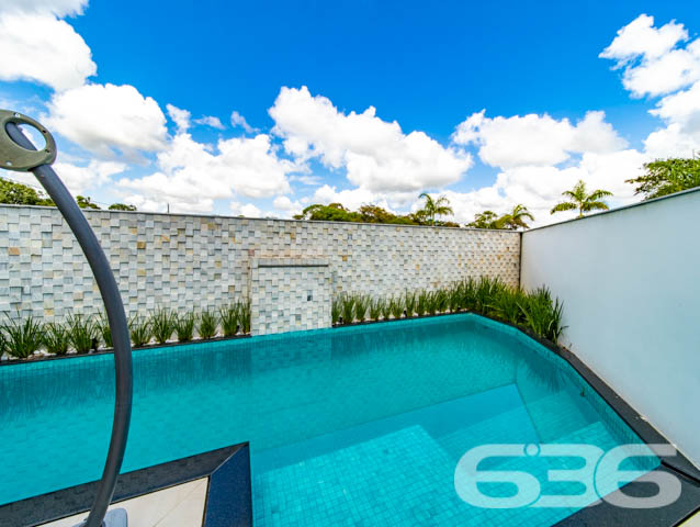 IMÓVEL DE LUXO COM EXCLUSIVIDADE E SOFISTICAÇÃO NO CORAÇÃO DE ARAQUARI!

Descubra este imponente imóvel de 285m², situado no prestigiado centro de Araquari. Com um terreno de 364m², esta residência oferece uma experiência de vida luxuosa e sofisticada, destacando-se por sua arquitetura elegante e acabamentos de alto padrão.

Espaços Planejados para Experiências Únicas

Este lar foi meticulosamente projetado para proporcionar conforto e estilo. Com 3 suítes espaçosas, sendo uma com closet, cinco banheiros e uma sala íntima aconchegante, cada espaço convida ao relaxamento. A cozinha gourmet, integrada à sala de estar e jantar, é perfeita para quem adora cozinhar e entreter. O jardim de inverno e a sacada oferecem momentos de tranquilidade e contemplação.

Lazer e Segurança no Seu Dia a Dia

A área de festas com piscina é um verdadeiro espetáculo, ideal para receber amigos e familiares. A churrasqueira e a cozinha gourmet externa complementam o cenário perfeito para celebrações memoráveis. Além disso, o imóvel conta com sistema de segurança completo, incluindo alarme, cerca elétrica e vigilância eletrônica.

Localização Privilegiada e Infraestrutura Completa

Localizado no coração de Araquari, este imóvel está próximo a todas as comodidades urbanas, sem abrir mão da tranquilidade e do charme de uma das áreas mais desejadas da cidade.

636 Negócios Imobiliários: Transformando Sonhos em Realidade

Com mais de 30 anos de experiência, a 636 Negócios Imobiliários é especialista em encontrar o lar dos seus sonhos. Para mais informações, entre em contato pelo telefone (47) 3448-3636 ou WhatsApp (47) 99190-0636. Nosso compromisso é oferecer um serviço de excelência, garantindo a realização do seu sonho imobiliário.