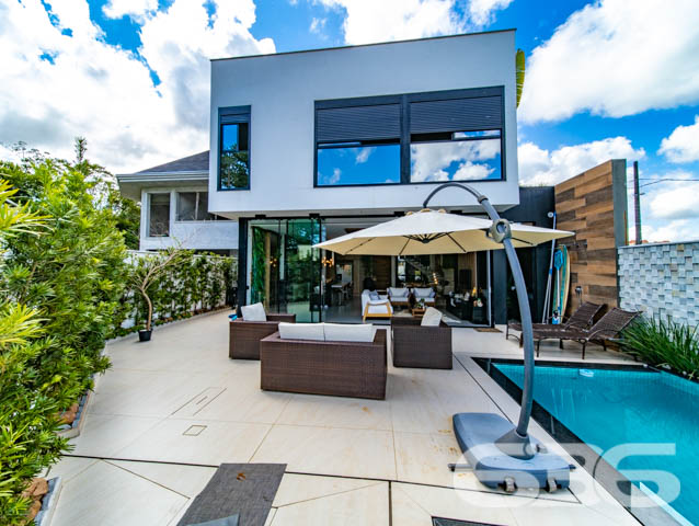 IMÓVEL DE LUXO COM EXCLUSIVIDADE E SOFISTICAÇÃO NO CORAÇÃO DE ARAQUARI!

Descubra este imponente imóvel de 285m², situado no prestigiado centro de Araquari. Com um terreno de 364m², esta residência oferece uma experiência de vida luxuosa e sofisticada, destacando-se por sua arquitetura elegante e acabamentos de alto padrão.

Espaços Planejados para Experiências Únicas

Este lar foi meticulosamente projetado para proporcionar conforto e estilo. Com 3 suítes espaçosas, sendo uma com closet, cinco banheiros e uma sala íntima aconchegante, cada espaço convida ao relaxamento. A cozinha gourmet, integrada à sala de estar e jantar, é perfeita para quem adora cozinhar e entreter. O jardim de inverno e a sacada oferecem momentos de tranquilidade e contemplação.

Lazer e Segurança no Seu Dia a Dia

A área de festas com piscina é um verdadeiro espetáculo, ideal para receber amigos e familiares. A churrasqueira e a cozinha gourmet externa complementam o cenário perfeito para celebrações memoráveis. Além disso, o imóvel conta com sistema de segurança completo, incluindo alarme, cerca elétrica e vigilância eletrônica.

Localização Privilegiada e Infraestrutura Completa

Localizado no coração de Araquari, este imóvel está próximo a todas as comodidades urbanas, sem abrir mão da tranquilidade e do charme de uma das áreas mais desejadas da cidade.

636 Negócios Imobiliários: Transformando Sonhos em Realidade

Com mais de 30 anos de experiência, a 636 Negócios Imobiliários é especialista em encontrar o lar dos seus sonhos. Para mais informações, entre em contato pelo telefone (47) 3448-3636 ou WhatsApp (47) 99190-0636. Nosso compromisso é oferecer um serviço de excelência, garantindo a realização do seu sonho imobiliário.