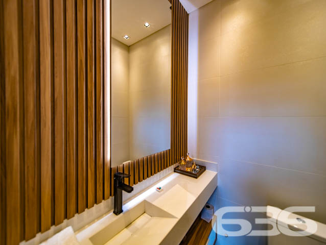 IMÓVEL DE LUXO COM EXCLUSIVIDADE E SOFISTICAÇÃO NO CORAÇÃO DE ARAQUARI!

Descubra este imponente imóvel de 285m², situado no prestigiado centro de Araquari. Com um terreno de 364m², esta residência oferece uma experiência de vida luxuosa e sofisticada, destacando-se por sua arquitetura elegante e acabamentos de alto padrão.

Espaços Planejados para Experiências Únicas

Este lar foi meticulosamente projetado para proporcionar conforto e estilo. Com 3 suítes espaçosas, sendo uma com closet, cinco banheiros e uma sala íntima aconchegante, cada espaço convida ao relaxamento. A cozinha gourmet, integrada à sala de estar e jantar, é perfeita para quem adora cozinhar e entreter. O jardim de inverno e a sacada oferecem momentos de tranquilidade e contemplação.

Lazer e Segurança no Seu Dia a Dia

A área de festas com piscina é um verdadeiro espetáculo, ideal para receber amigos e familiares. A churrasqueira e a cozinha gourmet externa complementam o cenário perfeito para celebrações memoráveis. Além disso, o imóvel conta com sistema de segurança completo, incluindo alarme, cerca elétrica e vigilância eletrônica.

Localização Privilegiada e Infraestrutura Completa

Localizado no coração de Araquari, este imóvel está próximo a todas as comodidades urbanas, sem abrir mão da tranquilidade e do charme de uma das áreas mais desejadas da cidade.

636 Negócios Imobiliários: Transformando Sonhos em Realidade

Com mais de 30 anos de experiência, a 636 Negócios Imobiliários é especialista em encontrar o lar dos seus sonhos. Para mais informações, entre em contato pelo telefone (47) 3448-3636 ou WhatsApp (47) 99190-0636. Nosso compromisso é oferecer um serviço de excelência, garantindo a realização do seu sonho imobiliário.