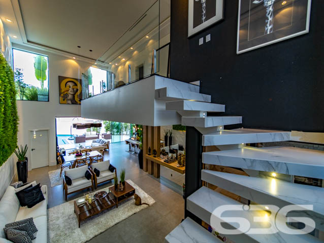IMÓVEL DE LUXO COM EXCLUSIVIDADE E SOFISTICAÇÃO NO CORAÇÃO DE ARAQUARI!

Descubra este imponente imóvel de 285m², situado no prestigiado centro de Araquari. Com um terreno de 364m², esta residência oferece uma experiência de vida luxuosa e sofisticada, destacando-se por sua arquitetura elegante e acabamentos de alto padrão.

Espaços Planejados para Experiências Únicas

Este lar foi meticulosamente projetado para proporcionar conforto e estilo. Com 3 suítes espaçosas, sendo uma com closet, cinco banheiros e uma sala íntima aconchegante, cada espaço convida ao relaxamento. A cozinha gourmet, integrada à sala de estar e jantar, é perfeita para quem adora cozinhar e entreter. O jardim de inverno e a sacada oferecem momentos de tranquilidade e contemplação.

Lazer e Segurança no Seu Dia a Dia

A área de festas com piscina é um verdadeiro espetáculo, ideal para receber amigos e familiares. A churrasqueira e a cozinha gourmet externa complementam o cenário perfeito para celebrações memoráveis. Além disso, o imóvel conta com sistema de segurança completo, incluindo alarme, cerca elétrica e vigilância eletrônica.

Localização Privilegiada e Infraestrutura Completa

Localizado no coração de Araquari, este imóvel está próximo a todas as comodidades urbanas, sem abrir mão da tranquilidade e do charme de uma das áreas mais desejadas da cidade.

636 Negócios Imobiliários: Transformando Sonhos em Realidade

Com mais de 30 anos de experiência, a 636 Negócios Imobiliários é especialista em encontrar o lar dos seus sonhos. Para mais informações, entre em contato pelo telefone (47) 3448-3636 ou WhatsApp (47) 99190-0636. Nosso compromisso é oferecer um serviço de excelência, garantindo a realização do seu sonho imobiliário.