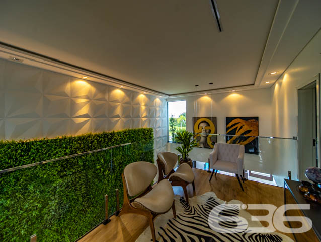 IMÓVEL DE LUXO COM EXCLUSIVIDADE E SOFISTICAÇÃO NO CORAÇÃO DE ARAQUARI!

Descubra este imponente imóvel de 285m², situado no prestigiado centro de Araquari. Com um terreno de 364m², esta residência oferece uma experiência de vida luxuosa e sofisticada, destacando-se por sua arquitetura elegante e acabamentos de alto padrão.

Espaços Planejados para Experiências Únicas

Este lar foi meticulosamente projetado para proporcionar conforto e estilo. Com 3 suítes espaçosas, sendo uma com closet, cinco banheiros e uma sala íntima aconchegante, cada espaço convida ao relaxamento. A cozinha gourmet, integrada à sala de estar e jantar, é perfeita para quem adora cozinhar e entreter. O jardim de inverno e a sacada oferecem momentos de tranquilidade e contemplação.

Lazer e Segurança no Seu Dia a Dia

A área de festas com piscina é um verdadeiro espetáculo, ideal para receber amigos e familiares. A churrasqueira e a cozinha gourmet externa complementam o cenário perfeito para celebrações memoráveis. Além disso, o imóvel conta com sistema de segurança completo, incluindo alarme, cerca elétrica e vigilância eletrônica.

Localização Privilegiada e Infraestrutura Completa

Localizado no coração de Araquari, este imóvel está próximo a todas as comodidades urbanas, sem abrir mão da tranquilidade e do charme de uma das áreas mais desejadas da cidade.

636 Negócios Imobiliários: Transformando Sonhos em Realidade

Com mais de 30 anos de experiência, a 636 Negócios Imobiliários é especialista em encontrar o lar dos seus sonhos. Para mais informações, entre em contato pelo telefone (47) 3448-3636 ou WhatsApp (47) 99190-0636. Nosso compromisso é oferecer um serviço de excelência, garantindo a realização do seu sonho imobiliário.