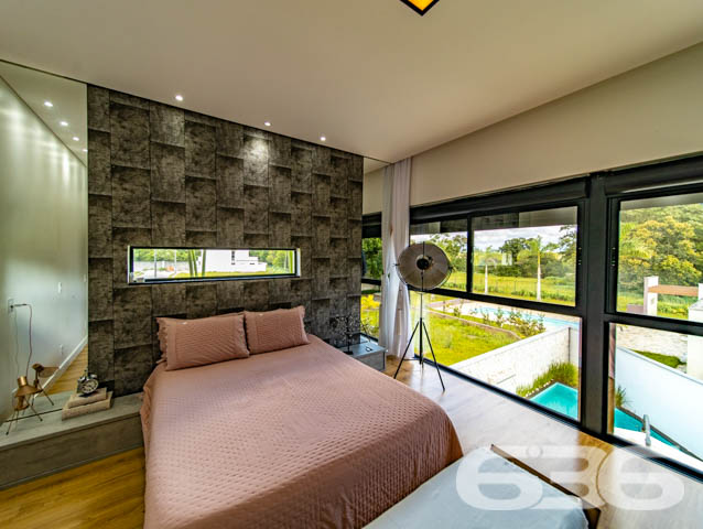 IMÓVEL DE LUXO COM EXCLUSIVIDADE E SOFISTICAÇÃO NO CORAÇÃO DE ARAQUARI!

Descubra este imponente imóvel de 285m², situado no prestigiado centro de Araquari. Com um terreno de 364m², esta residência oferece uma experiência de vida luxuosa e sofisticada, destacando-se por sua arquitetura elegante e acabamentos de alto padrão.

Espaços Planejados para Experiências Únicas

Este lar foi meticulosamente projetado para proporcionar conforto e estilo. Com 3 suítes espaçosas, sendo uma com closet, cinco banheiros e uma sala íntima aconchegante, cada espaço convida ao relaxamento. A cozinha gourmet, integrada à sala de estar e jantar, é perfeita para quem adora cozinhar e entreter. O jardim de inverno e a sacada oferecem momentos de tranquilidade e contemplação.

Lazer e Segurança no Seu Dia a Dia

A área de festas com piscina é um verdadeiro espetáculo, ideal para receber amigos e familiares. A churrasqueira e a cozinha gourmet externa complementam o cenário perfeito para celebrações memoráveis. Além disso, o imóvel conta com sistema de segurança completo, incluindo alarme, cerca elétrica e vigilância eletrônica.

Localização Privilegiada e Infraestrutura Completa

Localizado no coração de Araquari, este imóvel está próximo a todas as comodidades urbanas, sem abrir mão da tranquilidade e do charme de uma das áreas mais desejadas da cidade.

636 Negócios Imobiliários: Transformando Sonhos em Realidade

Com mais de 30 anos de experiência, a 636 Negócios Imobiliários é especialista em encontrar o lar dos seus sonhos. Para mais informações, entre em contato pelo telefone (47) 3448-3636 ou WhatsApp (47) 99190-0636. Nosso compromisso é oferecer um serviço de excelência, garantindo a realização do seu sonho imobiliário.