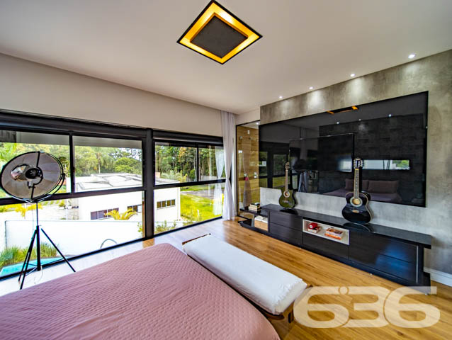 IMÓVEL DE LUXO COM EXCLUSIVIDADE E SOFISTICAÇÃO NO CORAÇÃO DE ARAQUARI!

Descubra este imponente imóvel de 285m², situado no prestigiado centro de Araquari. Com um terreno de 364m², esta residência oferece uma experiência de vida luxuosa e sofisticada, destacando-se por sua arquitetura elegante e acabamentos de alto padrão.

Espaços Planejados para Experiências Únicas

Este lar foi meticulosamente projetado para proporcionar conforto e estilo. Com 3 suítes espaçosas, sendo uma com closet, cinco banheiros e uma sala íntima aconchegante, cada espaço convida ao relaxamento. A cozinha gourmet, integrada à sala de estar e jantar, é perfeita para quem adora cozinhar e entreter. O jardim de inverno e a sacada oferecem momentos de tranquilidade e contemplação.

Lazer e Segurança no Seu Dia a Dia

A área de festas com piscina é um verdadeiro espetáculo, ideal para receber amigos e familiares. A churrasqueira e a cozinha gourmet externa complementam o cenário perfeito para celebrações memoráveis. Além disso, o imóvel conta com sistema de segurança completo, incluindo alarme, cerca elétrica e vigilância eletrônica.

Localização Privilegiada e Infraestrutura Completa

Localizado no coração de Araquari, este imóvel está próximo a todas as comodidades urbanas, sem abrir mão da tranquilidade e do charme de uma das áreas mais desejadas da cidade.

636 Negócios Imobiliários: Transformando Sonhos em Realidade

Com mais de 30 anos de experiência, a 636 Negócios Imobiliários é especialista em encontrar o lar dos seus sonhos. Para mais informações, entre em contato pelo telefone (47) 3448-3636 ou WhatsApp (47) 99190-0636. Nosso compromisso é oferecer um serviço de excelência, garantindo a realização do seu sonho imobiliário.