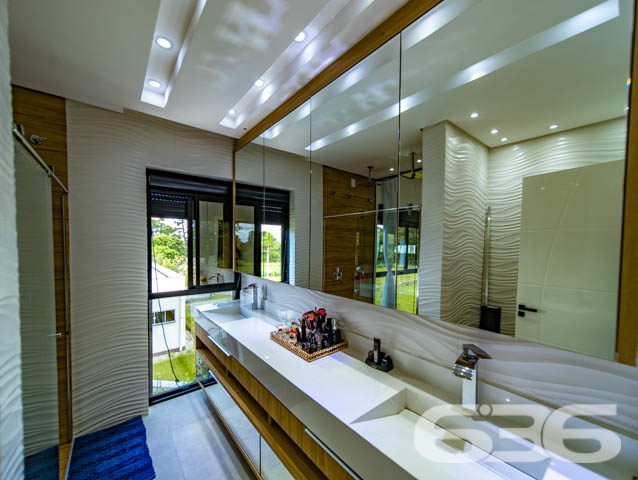 IMÓVEL DE LUXO COM EXCLUSIVIDADE E SOFISTICAÇÃO NO CORAÇÃO DE ARAQUARI!

Descubra este imponente imóvel de 285m², situado no prestigiado centro de Araquari. Com um terreno de 364m², esta residência oferece uma experiência de vida luxuosa e sofisticada, destacando-se por sua arquitetura elegante e acabamentos de alto padrão.

Espaços Planejados para Experiências Únicas

Este lar foi meticulosamente projetado para proporcionar conforto e estilo. Com 3 suítes espaçosas, sendo uma com closet, cinco banheiros e uma sala íntima aconchegante, cada espaço convida ao relaxamento. A cozinha gourmet, integrada à sala de estar e jantar, é perfeita para quem adora cozinhar e entreter. O jardim de inverno e a sacada oferecem momentos de tranquilidade e contemplação.

Lazer e Segurança no Seu Dia a Dia

A área de festas com piscina é um verdadeiro espetáculo, ideal para receber amigos e familiares. A churrasqueira e a cozinha gourmet externa complementam o cenário perfeito para celebrações memoráveis. Além disso, o imóvel conta com sistema de segurança completo, incluindo alarme, cerca elétrica e vigilância eletrônica.

Localização Privilegiada e Infraestrutura Completa

Localizado no coração de Araquari, este imóvel está próximo a todas as comodidades urbanas, sem abrir mão da tranquilidade e do charme de uma das áreas mais desejadas da cidade.

636 Negócios Imobiliários: Transformando Sonhos em Realidade

Com mais de 30 anos de experiência, a 636 Negócios Imobiliários é especialista em encontrar o lar dos seus sonhos. Para mais informações, entre em contato pelo telefone (47) 3448-3636 ou WhatsApp (47) 99190-0636. Nosso compromisso é oferecer um serviço de excelência, garantindo a realização do seu sonho imobiliário.