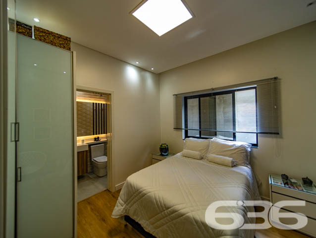IMÓVEL DE LUXO COM EXCLUSIVIDADE E SOFISTICAÇÃO NO CORAÇÃO DE ARAQUARI!

Descubra este imponente imóvel de 285m², situado no prestigiado centro de Araquari. Com um terreno de 364m², esta residência oferece uma experiência de vida luxuosa e sofisticada, destacando-se por sua arquitetura elegante e acabamentos de alto padrão.

Espaços Planejados para Experiências Únicas

Este lar foi meticulosamente projetado para proporcionar conforto e estilo. Com 3 suítes espaçosas, sendo uma com closet, cinco banheiros e uma sala íntima aconchegante, cada espaço convida ao relaxamento. A cozinha gourmet, integrada à sala de estar e jantar, é perfeita para quem adora cozinhar e entreter. O jardim de inverno e a sacada oferecem momentos de tranquilidade e contemplação.

Lazer e Segurança no Seu Dia a Dia

A área de festas com piscina é um verdadeiro espetáculo, ideal para receber amigos e familiares. A churrasqueira e a cozinha gourmet externa complementam o cenário perfeito para celebrações memoráveis. Além disso, o imóvel conta com sistema de segurança completo, incluindo alarme, cerca elétrica e vigilância eletrônica.

Localização Privilegiada e Infraestrutura Completa

Localizado no coração de Araquari, este imóvel está próximo a todas as comodidades urbanas, sem abrir mão da tranquilidade e do charme de uma das áreas mais desejadas da cidade.

636 Negócios Imobiliários: Transformando Sonhos em Realidade

Com mais de 30 anos de experiência, a 636 Negócios Imobiliários é especialista em encontrar o lar dos seus sonhos. Para mais informações, entre em contato pelo telefone (47) 3448-3636 ou WhatsApp (47) 99190-0636. Nosso compromisso é oferecer um serviço de excelência, garantindo a realização do seu sonho imobiliário.