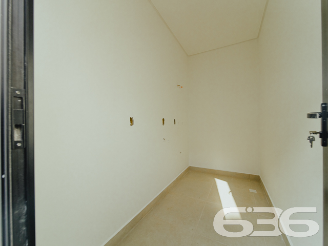 SOBRADO À VENDA NO BAIRRO FLORESTA - COM SUÍTE + 2 QUARTOS

Procurando por um imóvel aconchegante e com um preço que cabe no seu bolso? A 636 tem uma ótima opção para você!

Serão 177 m² de área construída de um charmoso geminado com ótimo padrão de construção, estilo sobrado, novinho. 

O geminado será composto por cômodos confortáveis e em ótima edificação. Imóvel bem planejado com áreas espaçosas, arejadas e arquitetura moderna, escada com pisante em mármore, com conjunto de materiais e bom acabamento.    

Composto de 1 suíte, 2 dormitórios, sala de estar e jantar conjugadas, copa e cozinha, lavabo, área de serviço e banheiro social.

Imóvel totalmente murado e seguro, com uma bela área de lazer com salão de festas com churrasqueira e se preferir, pode incluir no imóvel uma linda piscina.

Contendo ainda 2 vagas de garagem com portão eletrônico.

Localizado na Zona Sul de Joinville, no bairro Floresta, uma região com boa infraestrutura e comodidades diárias, como transporte público, mercados e comércio em geral, com fácil acesso para a saída da cidade, fica há cerca de 20 minutos do centro da cidade. 

Uma ótima oportunidade de você adquirir esse vantajoso imóvel na maior cidade de Santa Catarina.

Fale conosco:

Telefone: (47) 3451-0636
WhatsApp: (47) 99190-0636


Imobiliária 636.