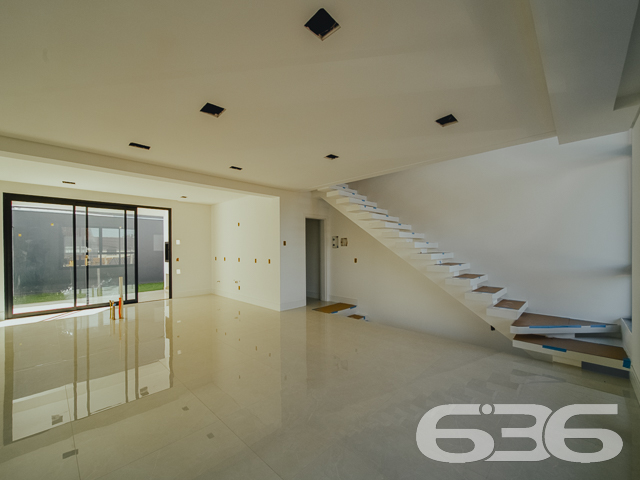 SOBRADO À VENDA NO BAIRRO FLORESTA - COM SUÍTE + 2 QUARTOS

Procurando por um imóvel aconchegante e com um preço que cabe no seu bolso? A 636 tem uma ótima opção para você!

Serão 177 m² de área construída de um charmoso geminado com ótimo padrão de construção, estilo sobrado, novinho. 

O geminado será composto por cômodos confortáveis e em ótima edificação. Imóvel bem planejado com áreas espaçosas, arejadas e arquitetura moderna, escada com pisante em mármore, com conjunto de materiais e bom acabamento.    

Composto de 1 suíte, 2 dormitórios, sala de estar e jantar conjugadas, copa e cozinha, lavabo, área de serviço e banheiro social.

Imóvel totalmente murado e seguro, com uma bela área de lazer com salão de festas com churrasqueira e se preferir, pode incluir no imóvel uma linda piscina.

Contendo ainda 2 vagas de garagem com portão eletrônico.

Localizado na Zona Sul de Joinville, no bairro Floresta, uma região com boa infraestrutura e comodidades diárias, como transporte público, mercados e comércio em geral, com fácil acesso para a saída da cidade, fica há cerca de 20 minutos do centro da cidade. 

Uma ótima oportunidade de você adquirir esse vantajoso imóvel na maior cidade de Santa Catarina.

Fale conosco:

Telefone: (47) 3451-0636
WhatsApp: (47) 99190-0636


Imobiliária 636.