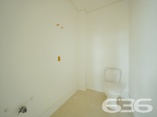 SOBRADO À VENDA NO BAIRRO FLORESTA - COM SUÍTE + 2 QUARTOS

Procurando por um imóvel aconchegante e com um preço que cabe no seu bolso? A 636 tem uma ótima opção para você!

Serão 177 m² de área construída de um charmoso geminado com ótimo padrão de construção, estilo sobrado, novinho. 

O geminado será composto por cômodos confortáveis e em ótima edificação. Imóvel bem planejado com áreas espaçosas, arejadas e arquitetura moderna, escada com pisante em mármore, com conjunto de materiais e bom acabamento.    

Composto de 1 suíte, 2 dormitórios, sala de estar e jantar conjugadas, copa e cozinha, lavabo, área de serviço e banheiro social.

Imóvel totalmente murado e seguro, com uma bela área de lazer com salão de festas com churrasqueira e se preferir, pode incluir no imóvel uma linda piscina.

Contendo ainda 2 vagas de garagem com portão eletrônico.

Localizado na Zona Sul de Joinville, no bairro Floresta, uma região com boa infraestrutura e comodidades diárias, como transporte público, mercados e comércio em geral, com fácil acesso para a saída da cidade, fica há cerca de 20 minutos do centro da cidade. 

Uma ótima oportunidade de você adquirir esse vantajoso imóvel na maior cidade de Santa Catarina.

Fale conosco:

Telefone: (47) 3451-0636
WhatsApp: (47) 99190-0636


Imobiliária 636.