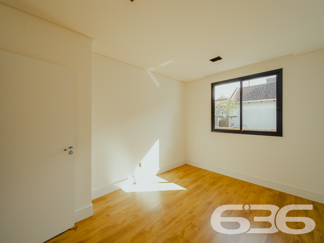 SOBRADO À VENDA NO BAIRRO FLORESTA - COM SUÍTE + 2 QUARTOS

Procurando por um imóvel aconchegante e com um preço que cabe no seu bolso? A 636 tem uma ótima opção para você!

Serão 177 m² de área construída de um charmoso geminado com ótimo padrão de construção, estilo sobrado, novinho. 

O geminado será composto por cômodos confortáveis e em ótima edificação. Imóvel bem planejado com áreas espaçosas, arejadas e arquitetura moderna, escada com pisante em mármore, com conjunto de materiais e bom acabamento.    

Composto de 1 suíte, 2 dormitórios, sala de estar e jantar conjugadas, copa e cozinha, lavabo, área de serviço e banheiro social.

Imóvel totalmente murado e seguro, com uma bela área de lazer com salão de festas com churrasqueira e se preferir, pode incluir no imóvel uma linda piscina.

Contendo ainda 2 vagas de garagem com portão eletrônico.

Localizado na Zona Sul de Joinville, no bairro Floresta, uma região com boa infraestrutura e comodidades diárias, como transporte público, mercados e comércio em geral, com fácil acesso para a saída da cidade, fica há cerca de 20 minutos do centro da cidade. 

Uma ótima oportunidade de você adquirir esse vantajoso imóvel na maior cidade de Santa Catarina.

Fale conosco:

Telefone: (47) 3451-0636
WhatsApp: (47) 99190-0636


Imobiliária 636.