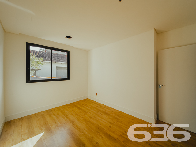 SOBRADO À VENDA NO BAIRRO FLORESTA - COM SUÍTE + 2 QUARTOS

Procurando por um imóvel aconchegante e com um preço que cabe no seu bolso? A 636 tem uma ótima opção para você!

Serão 177 m² de área construída de um charmoso geminado com ótimo padrão de construção, estilo sobrado, novinho. 

O geminado será composto por cômodos confortáveis e em ótima edificação. Imóvel bem planejado com áreas espaçosas, arejadas e arquitetura moderna, escada com pisante em mármore, com conjunto de materiais e bom acabamento.    

Composto de 1 suíte, 2 dormitórios, sala de estar e jantar conjugadas, copa e cozinha, lavabo, área de serviço e banheiro social.

Imóvel totalmente murado e seguro, com uma bela área de lazer com salão de festas com churrasqueira e se preferir, pode incluir no imóvel uma linda piscina.

Contendo ainda 2 vagas de garagem com portão eletrônico.

Localizado na Zona Sul de Joinville, no bairro Floresta, uma região com boa infraestrutura e comodidades diárias, como transporte público, mercados e comércio em geral, com fácil acesso para a saída da cidade, fica há cerca de 20 minutos do centro da cidade. 

Uma ótima oportunidade de você adquirir esse vantajoso imóvel na maior cidade de Santa Catarina.

Fale conosco:

Telefone: (47) 3451-0636
WhatsApp: (47) 99190-0636


Imobiliária 636.
