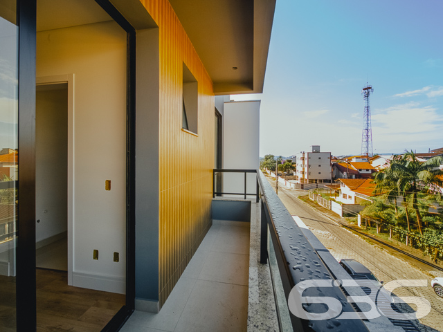 SOBRADO À VENDA NO BAIRRO FLORESTA - COM SUÍTE + 2 QUARTOS

Procurando por um imóvel aconchegante e com um preço que cabe no seu bolso? A 636 tem uma ótima opção para você!

Serão 177 m² de área construída de um charmoso geminado com ótimo padrão de construção, estilo sobrado, novinho. 

O geminado será composto por cômodos confortáveis e em ótima edificação. Imóvel bem planejado com áreas espaçosas, arejadas e arquitetura moderna, escada com pisante em mármore, com conjunto de materiais e bom acabamento.    

Composto de 1 suíte, 2 dormitórios, sala de estar e jantar conjugadas, copa e cozinha, lavabo, área de serviço e banheiro social.

Imóvel totalmente murado e seguro, com uma bela área de lazer com salão de festas com churrasqueira e se preferir, pode incluir no imóvel uma linda piscina.

Contendo ainda 2 vagas de garagem com portão eletrônico.

Localizado na Zona Sul de Joinville, no bairro Floresta, uma região com boa infraestrutura e comodidades diárias, como transporte público, mercados e comércio em geral, com fácil acesso para a saída da cidade, fica há cerca de 20 minutos do centro da cidade. 

Uma ótima oportunidade de você adquirir esse vantajoso imóvel na maior cidade de Santa Catarina.

Fale conosco:

Telefone: (47) 3451-0636
WhatsApp: (47) 99190-0636


Imobiliária 636.