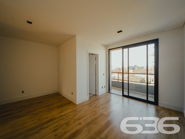 SOBRADO À VENDA NO BAIRRO FLORESTA - COM SUÍTE + 2 QUARTOS

Procurando por um imóvel aconchegante e com um preço que cabe no seu bolso? A 636 tem uma ótima opção para você!

Serão 177 m² de área construída de um charmoso geminado com ótimo padrão de construção, estilo sobrado, novinho. 

O geminado será composto por cômodos confortáveis e em ótima edificação. Imóvel bem planejado com áreas espaçosas, arejadas e arquitetura moderna, escada com pisante em mármore, com conjunto de materiais e bom acabamento.    

Composto de 1 suíte, 2 dormitórios, sala de estar e jantar conjugadas, copa e cozinha, lavabo, área de serviço e banheiro social.

Imóvel totalmente murado e seguro, com uma bela área de lazer com salão de festas com churrasqueira e se preferir, pode incluir no imóvel uma linda piscina.

Contendo ainda 2 vagas de garagem com portão eletrônico.

Localizado na Zona Sul de Joinville, no bairro Floresta, uma região com boa infraestrutura e comodidades diárias, como transporte público, mercados e comércio em geral, com fácil acesso para a saída da cidade, fica há cerca de 20 minutos do centro da cidade. 

Uma ótima oportunidade de você adquirir esse vantajoso imóvel na maior cidade de Santa Catarina.

Fale conosco:

Telefone: (47) 3451-0636
WhatsApp: (47) 99190-0636


Imobiliária 636.