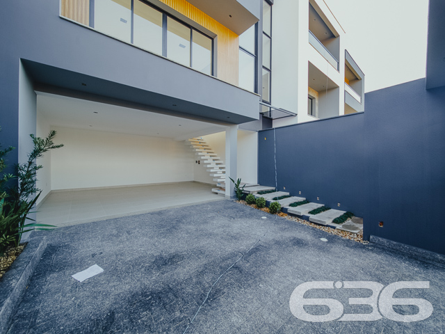 SOBRADO À VENDA NO BAIRRO FLORESTA - COM SUÍTE + 2 QUARTOS

Procurando por um imóvel aconchegante e com um preço que cabe no seu bolso? A 636 tem uma ótima opção para você!

Serão 177 m² de área construída de um charmoso geminado com ótimo padrão de construção, estilo sobrado, novinho. 

O geminado será composto por cômodos confortáveis e em ótima edificação. Imóvel bem planejado com áreas espaçosas, arejadas e arquitetura moderna, escada com pisante em mármore, com conjunto de materiais e bom acabamento.    

Composto de 1 suíte, 2 dormitórios, sala de estar e jantar conjugadas, copa e cozinha, lavabo, área de serviço e banheiro social.

Imóvel totalmente murado e seguro, com uma bela área de lazer com salão de festas com churrasqueira e se preferir, pode incluir no imóvel uma linda piscina.

Contendo ainda 2 vagas de garagem com portão eletrônico.

Localizado na Zona Sul de Joinville, no bairro Floresta, uma região com boa infraestrutura e comodidades diárias, como transporte público, mercados e comércio em geral, com fácil acesso para a saída da cidade, fica há cerca de 20 minutos do centro da cidade. 

Uma ótima oportunidade de você adquirir esse vantajoso imóvel na maior cidade de Santa Catarina.

Fale conosco:

Telefone: (47) 3451-0636
WhatsApp: (47) 99190-0636


Imobiliária 636.