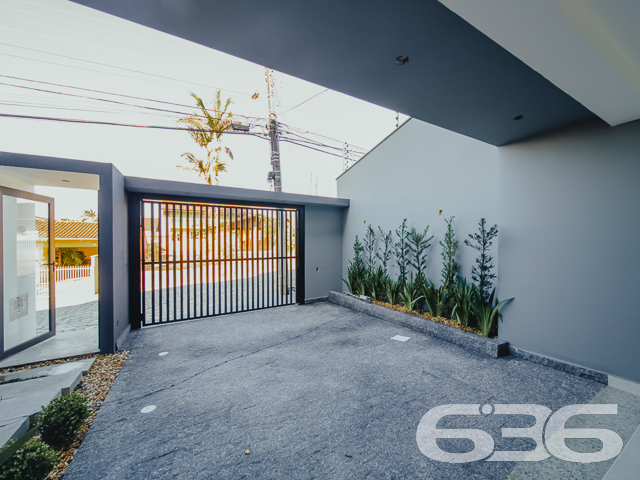 SOBRADO À VENDA NO BAIRRO FLORESTA - COM SUÍTE + 2 QUARTOS

Procurando por um imóvel aconchegante e com um preço que cabe no seu bolso? A 636 tem uma ótima opção para você!

Serão 177 m² de área construída de um charmoso geminado com ótimo padrão de construção, estilo sobrado, novinho. 

O geminado será composto por cômodos confortáveis e em ótima edificação. Imóvel bem planejado com áreas espaçosas, arejadas e arquitetura moderna, escada com pisante em mármore, com conjunto de materiais e bom acabamento.    

Composto de 1 suíte, 2 dormitórios, sala de estar e jantar conjugadas, copa e cozinha, lavabo, área de serviço e banheiro social.

Imóvel totalmente murado e seguro, com uma bela área de lazer com salão de festas com churrasqueira e se preferir, pode incluir no imóvel uma linda piscina.

Contendo ainda 2 vagas de garagem com portão eletrônico.

Localizado na Zona Sul de Joinville, no bairro Floresta, uma região com boa infraestrutura e comodidades diárias, como transporte público, mercados e comércio em geral, com fácil acesso para a saída da cidade, fica há cerca de 20 minutos do centro da cidade. 

Uma ótima oportunidade de você adquirir esse vantajoso imóvel na maior cidade de Santa Catarina.

Fale conosco:

Telefone: (47) 3451-0636
WhatsApp: (47) 99190-0636


Imobiliária 636.